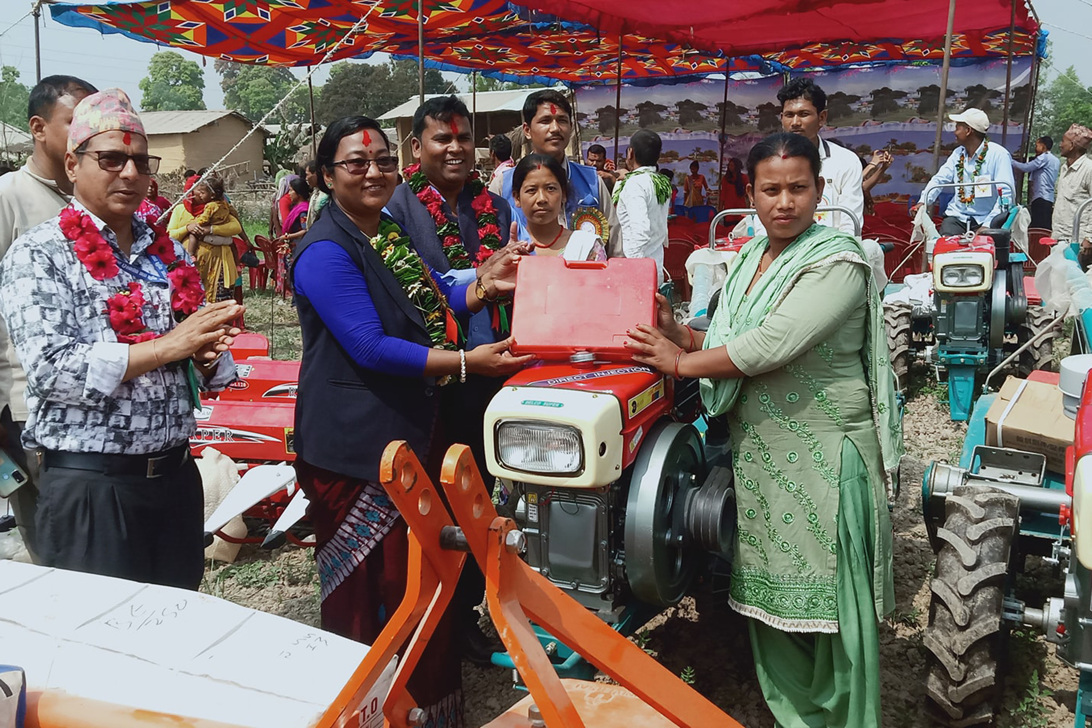 किसानलाई ट्रयाक्टर