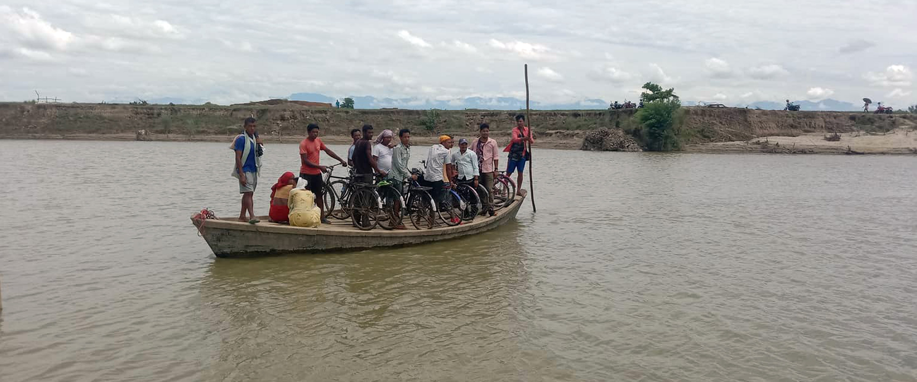 डुङ्गाको सहारामा नदी तर्दै स्थानीयवासी