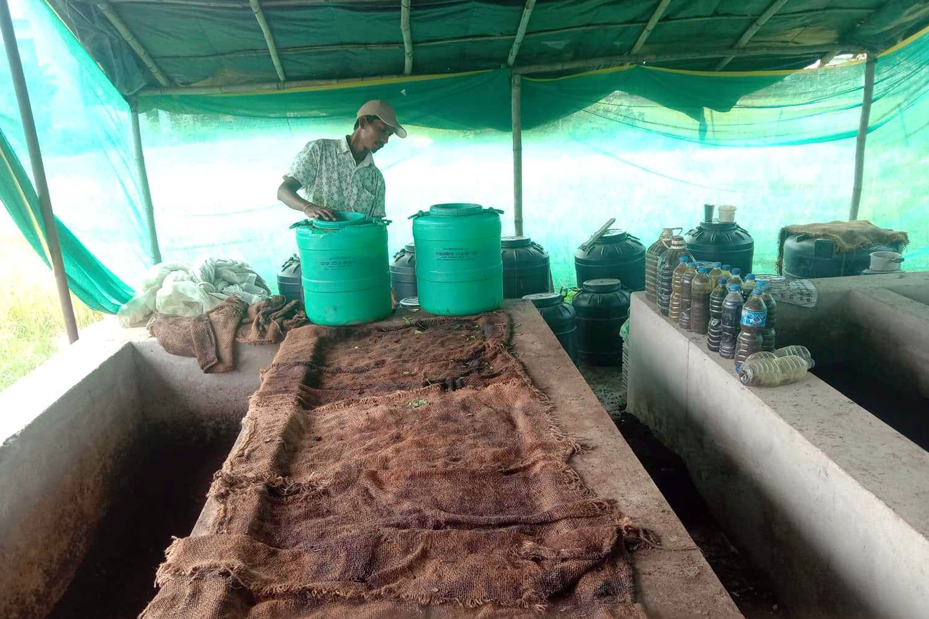 प्राङ्गारिक मल बनाउँदै कृषक