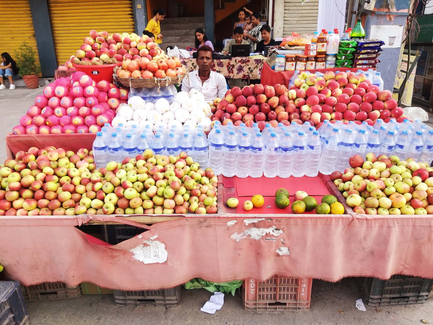 फलफूलको व्यापार गर्दै व्यापारी
