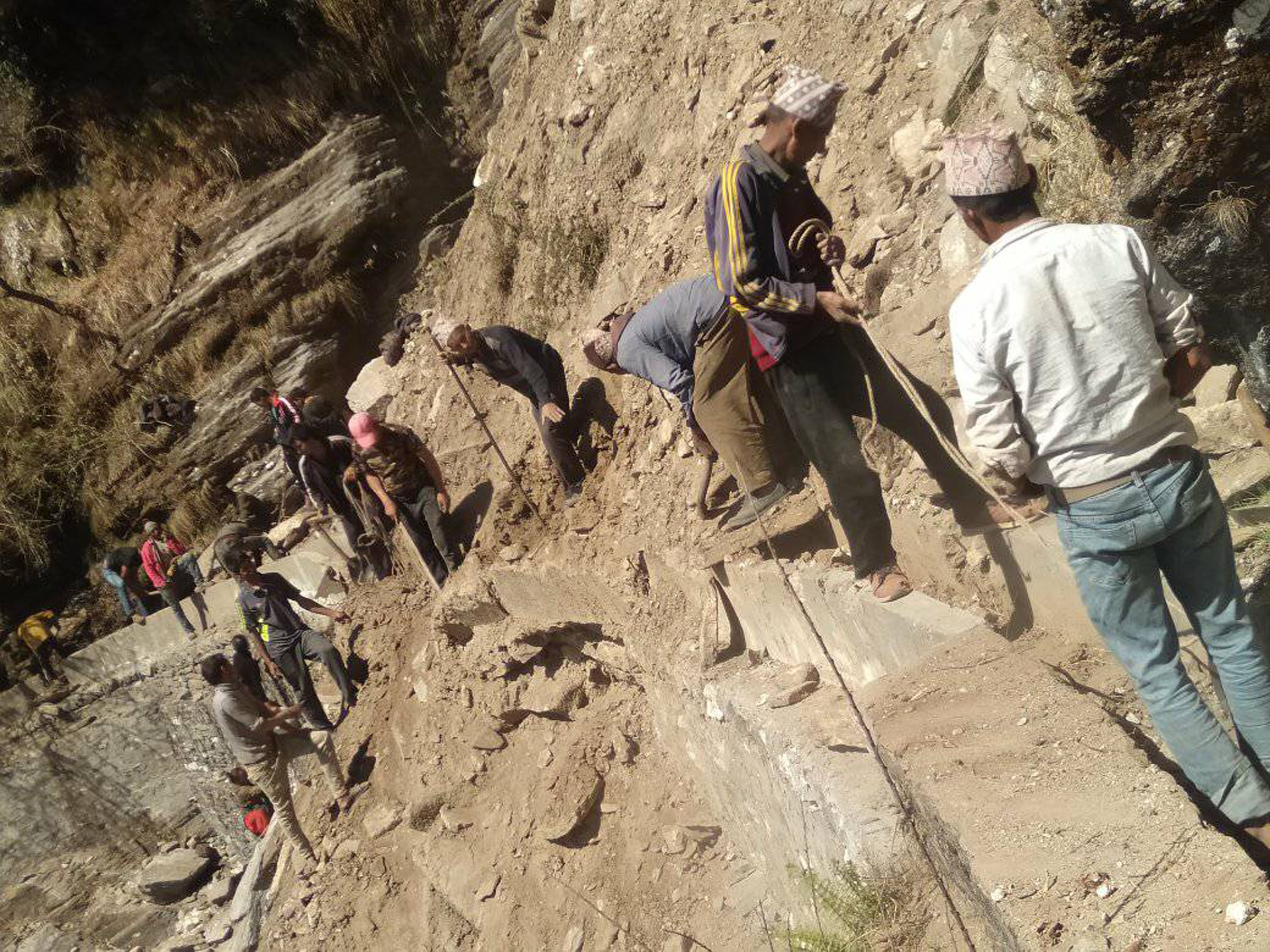सिँचाइ कुलो मर्मत गर्दै