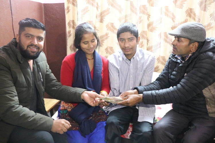 सहयोग लिएर मेरी बास्सै टिम पुग्यो दुबै हात गुमाएका बुद्धिमानको घर