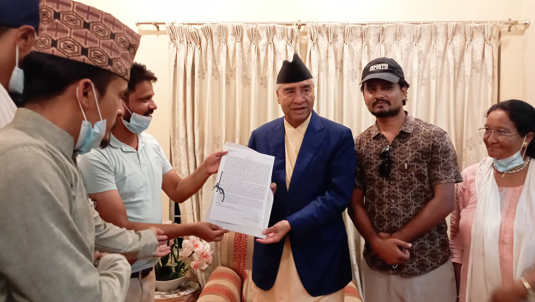 ज्ञापनपत्र बुझ्दै प्रधानमन्त्री देउवा
