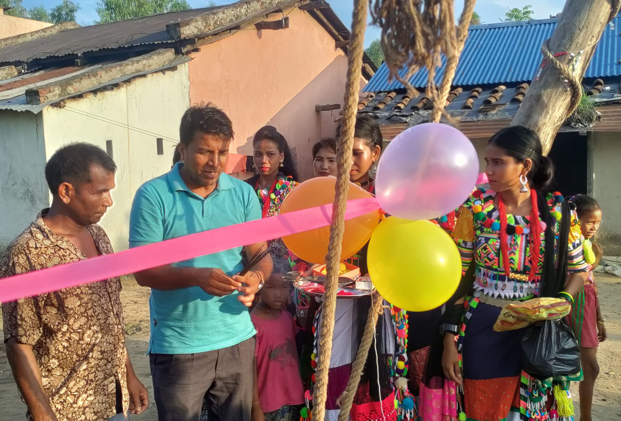 डोलाको उद्घाटन गर्दै वडाध्यक्ष ऐर