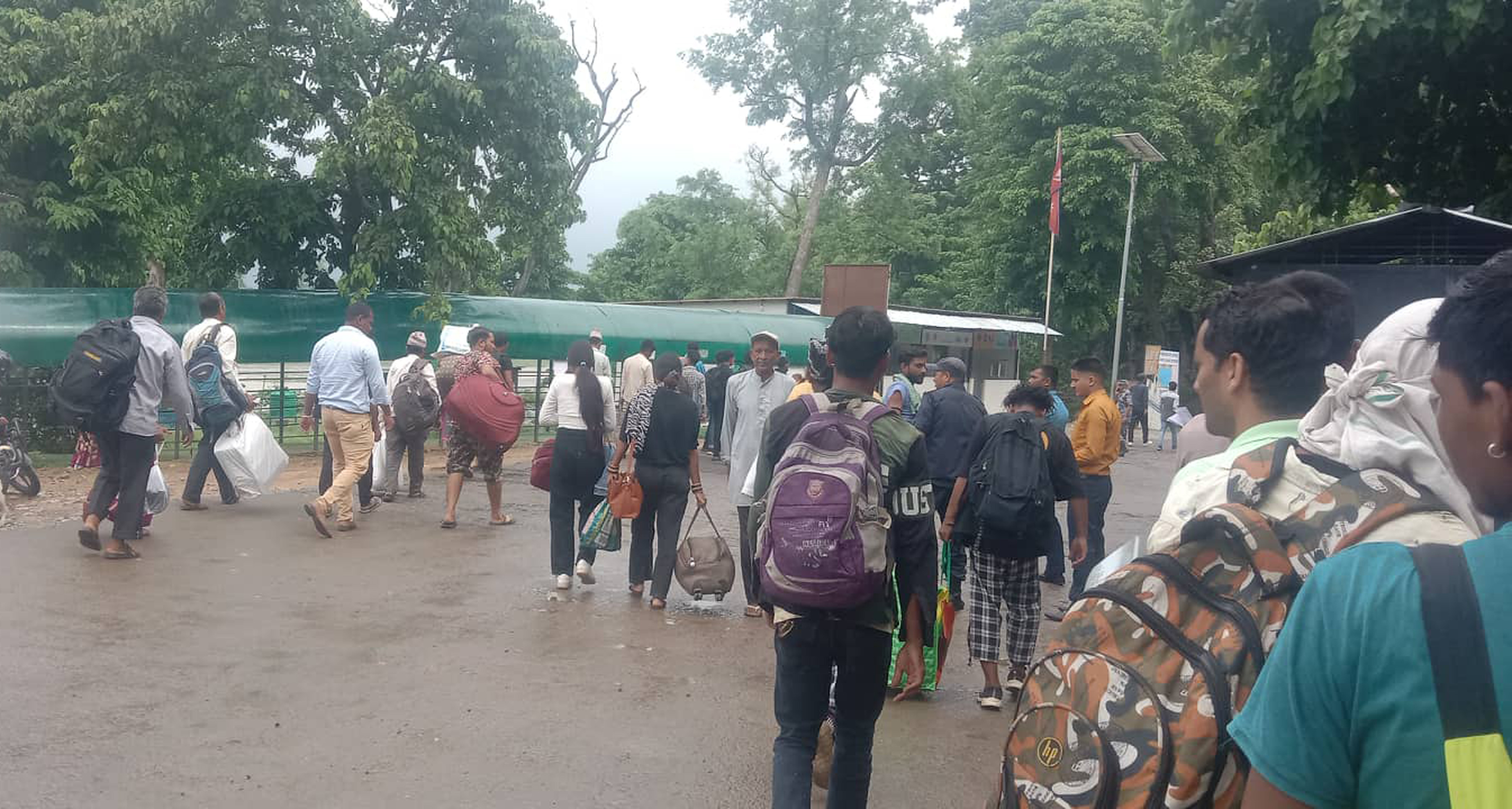 रोजगारीका लागि भारत जाँदै नेपाली