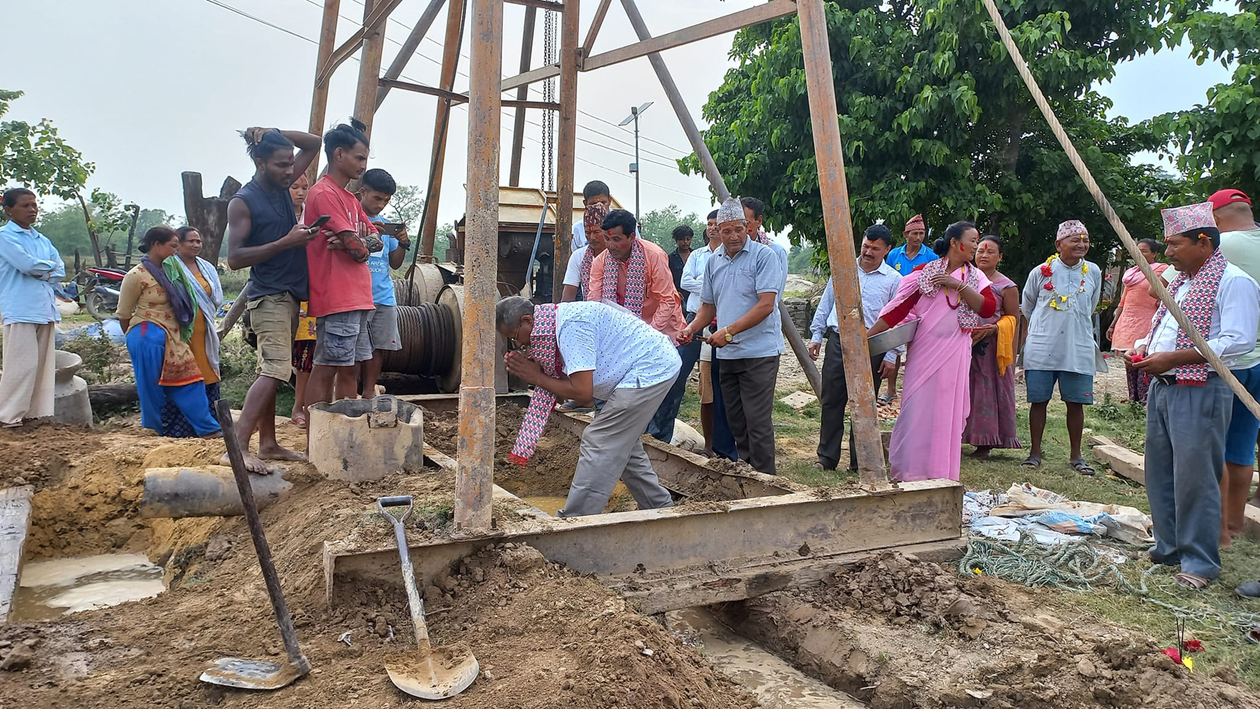 ट्युबवेल बोरिङको शिलान्यास गर्दै नगरप्रमुख भट्ट