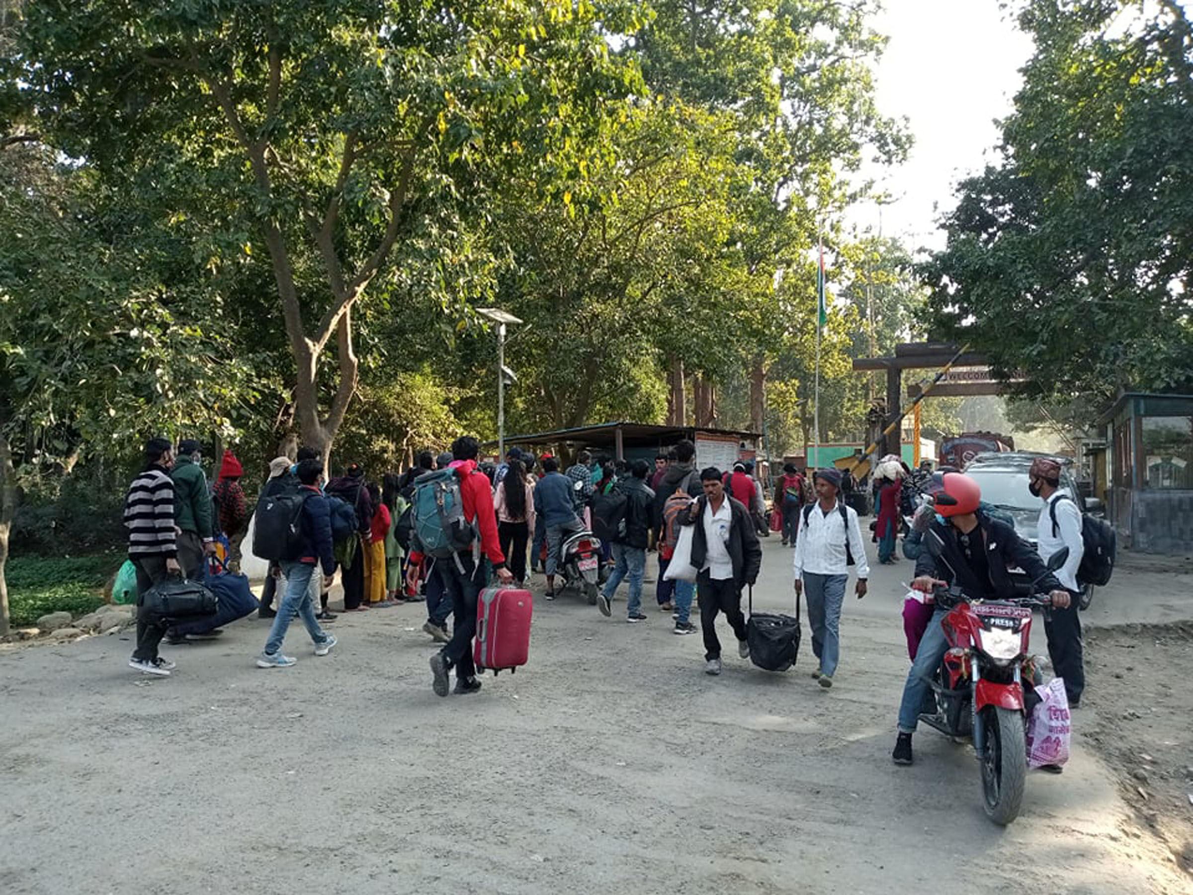 रोजगारीका लागि भारत जाँदै गरेका नेपाली