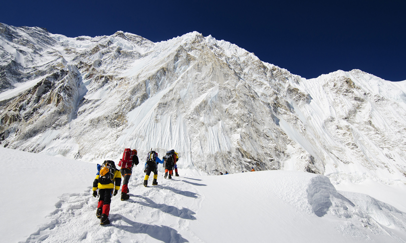 नेपालको हिमाल चड्न आरोहीले कुन समयमा कति तिर्नु पर्छ शुल्क ?