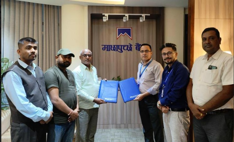 माछापुच्छ्रे बैंकले दियो “नेपाल नाई संघ”लाई क्यु. आर. कोड