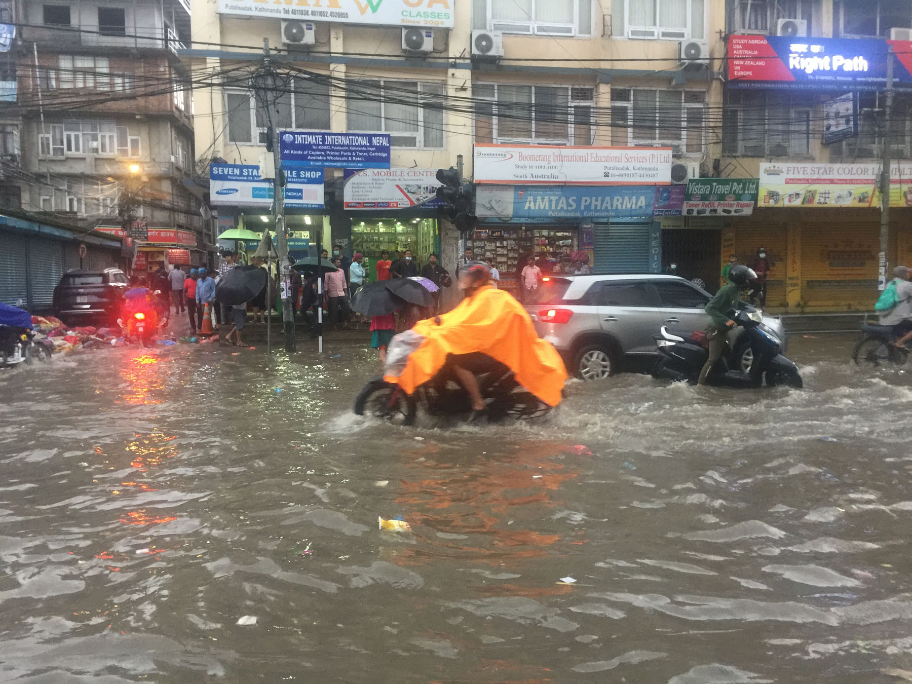जलमग्न पुतली सडक