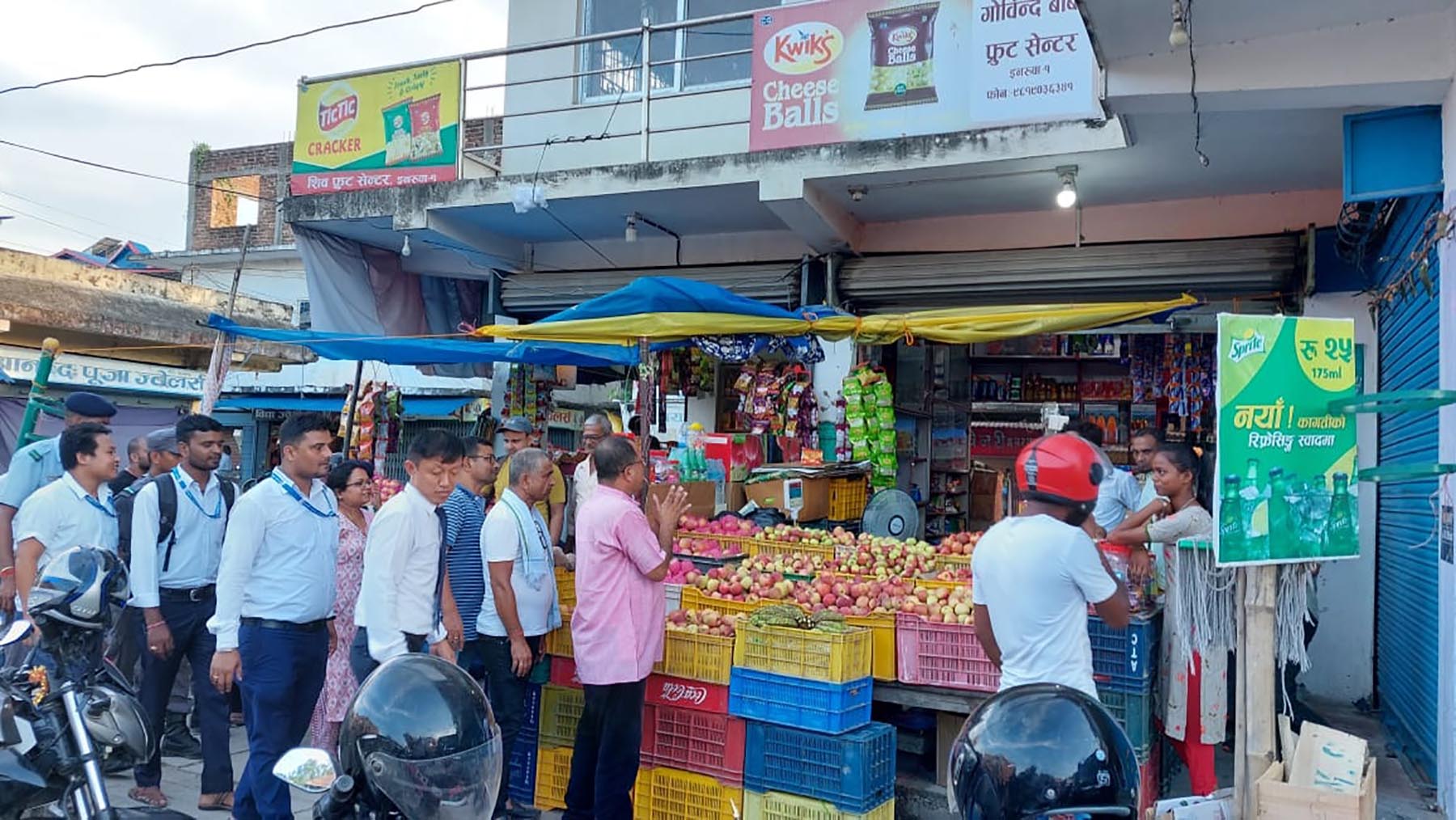 फुटपाथ खाली गर्न व्यापारीलाई आग्रह गर्दै नगर प्रमुख