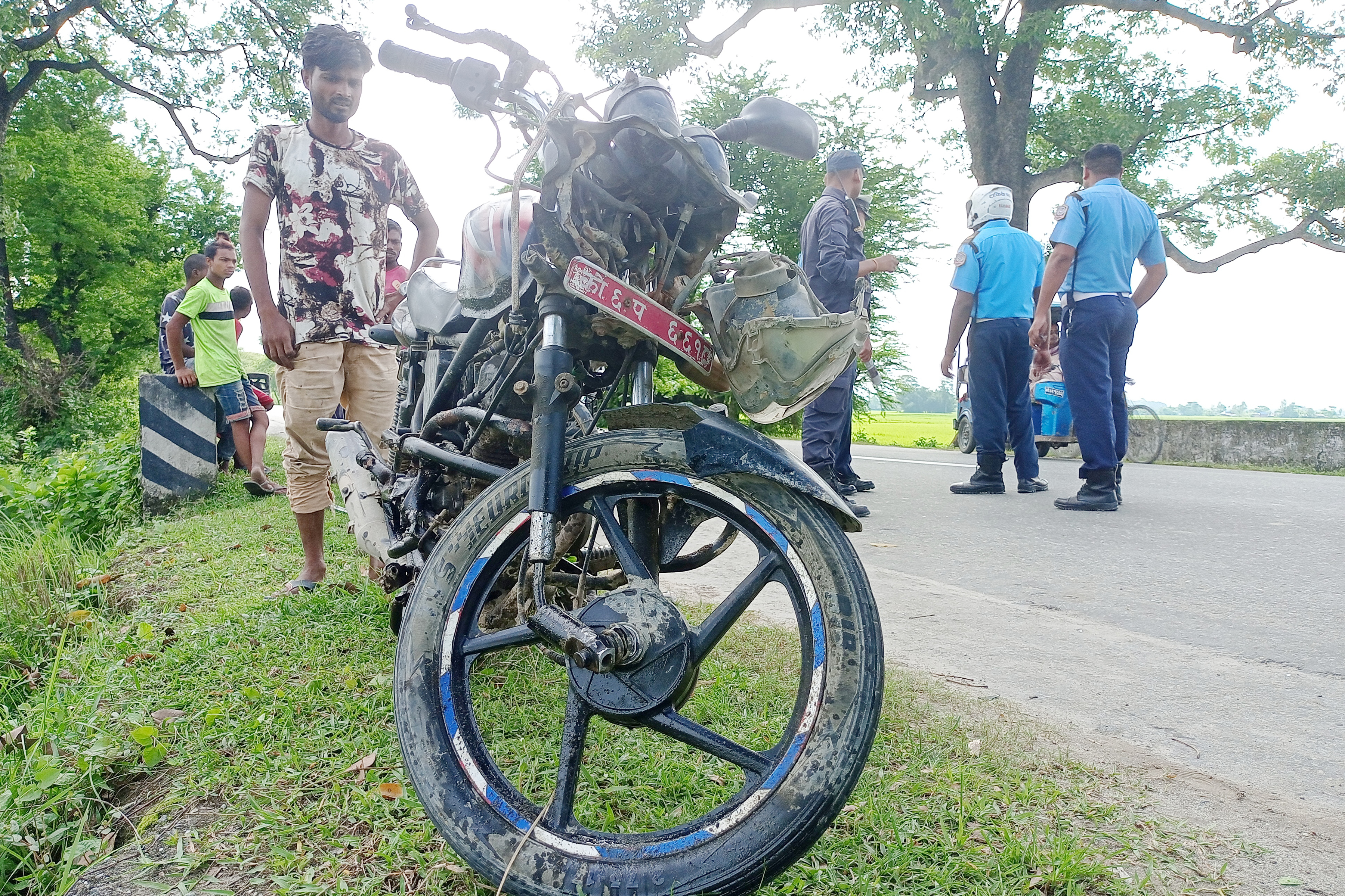 सवारी दुर्घटनामा क्षतिग्रस्त मोटरसाइकल