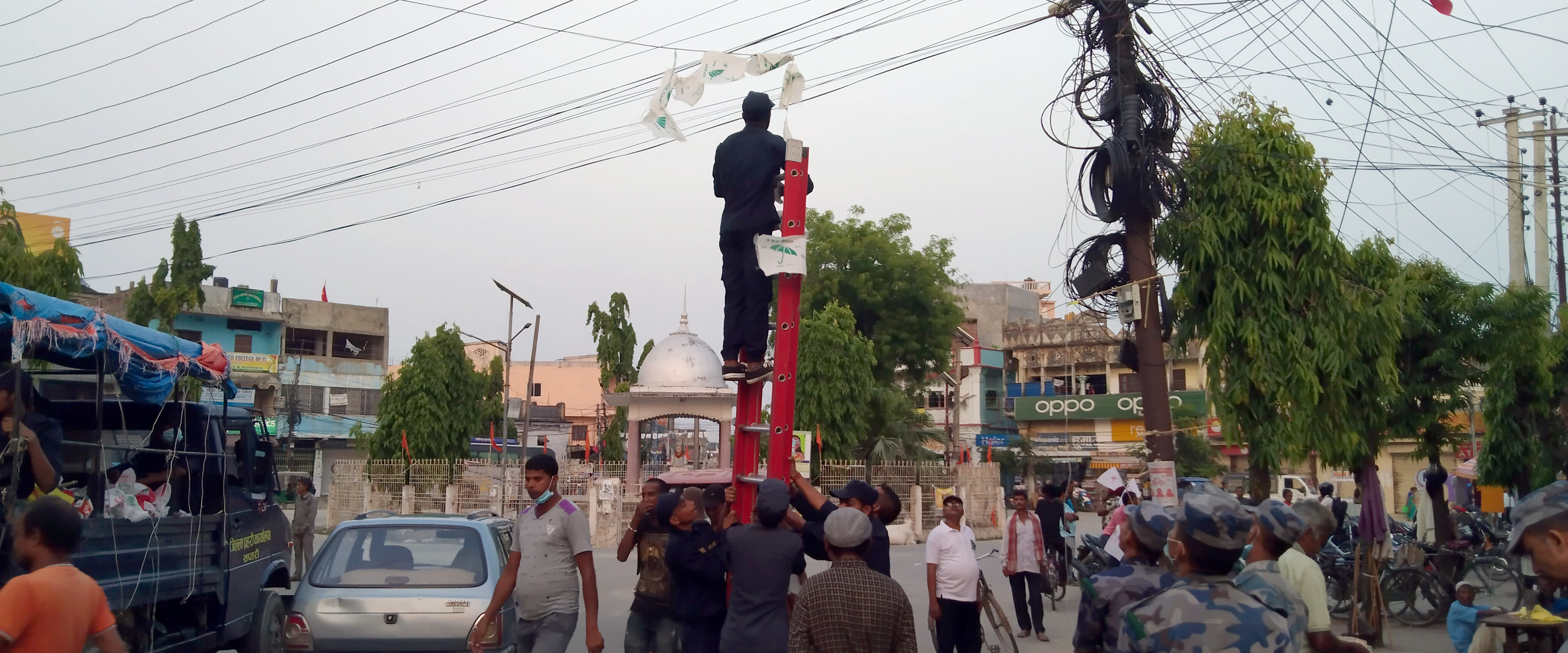 आचारसंहिता विपरित टाँगिएका चुनाव प्रचार सामाग्री हटाइँदै