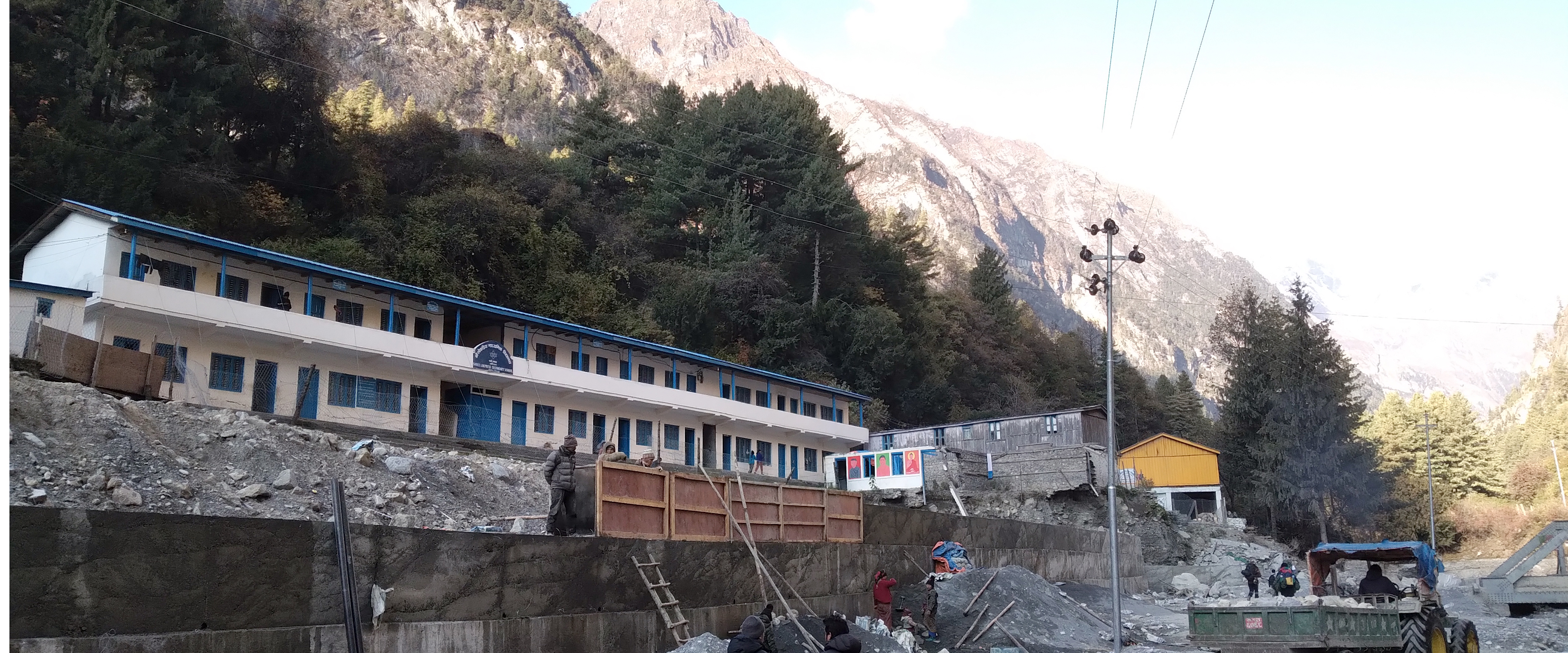 विद्यालय संरक्षणका लागि तटबन्ध गरिँदै