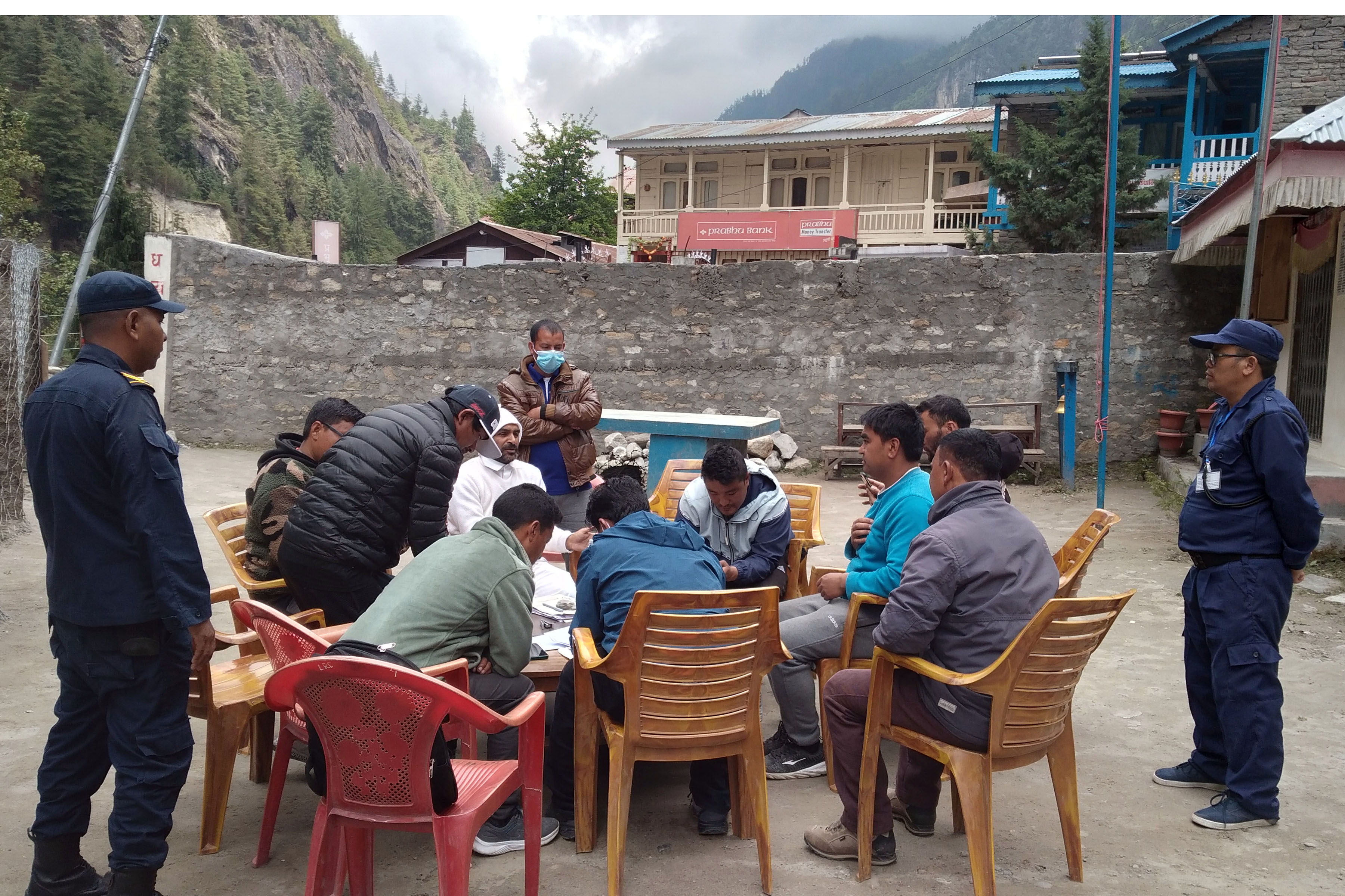 परिचयपत्र वितरण गर्दै मतदान अधिकृत