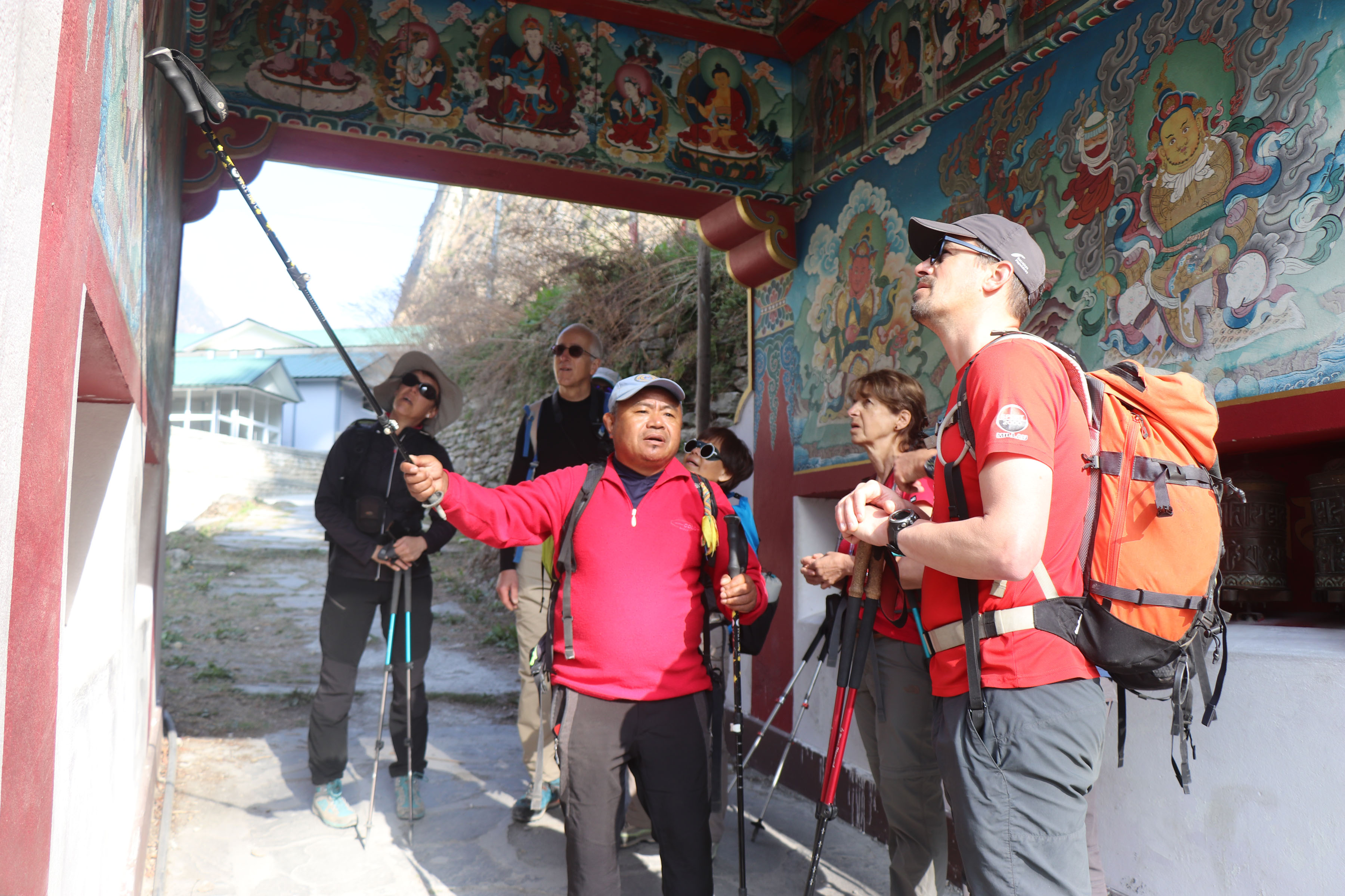 बुद्धको कलात्मक चित्रबारे जानकारी गराइँदै