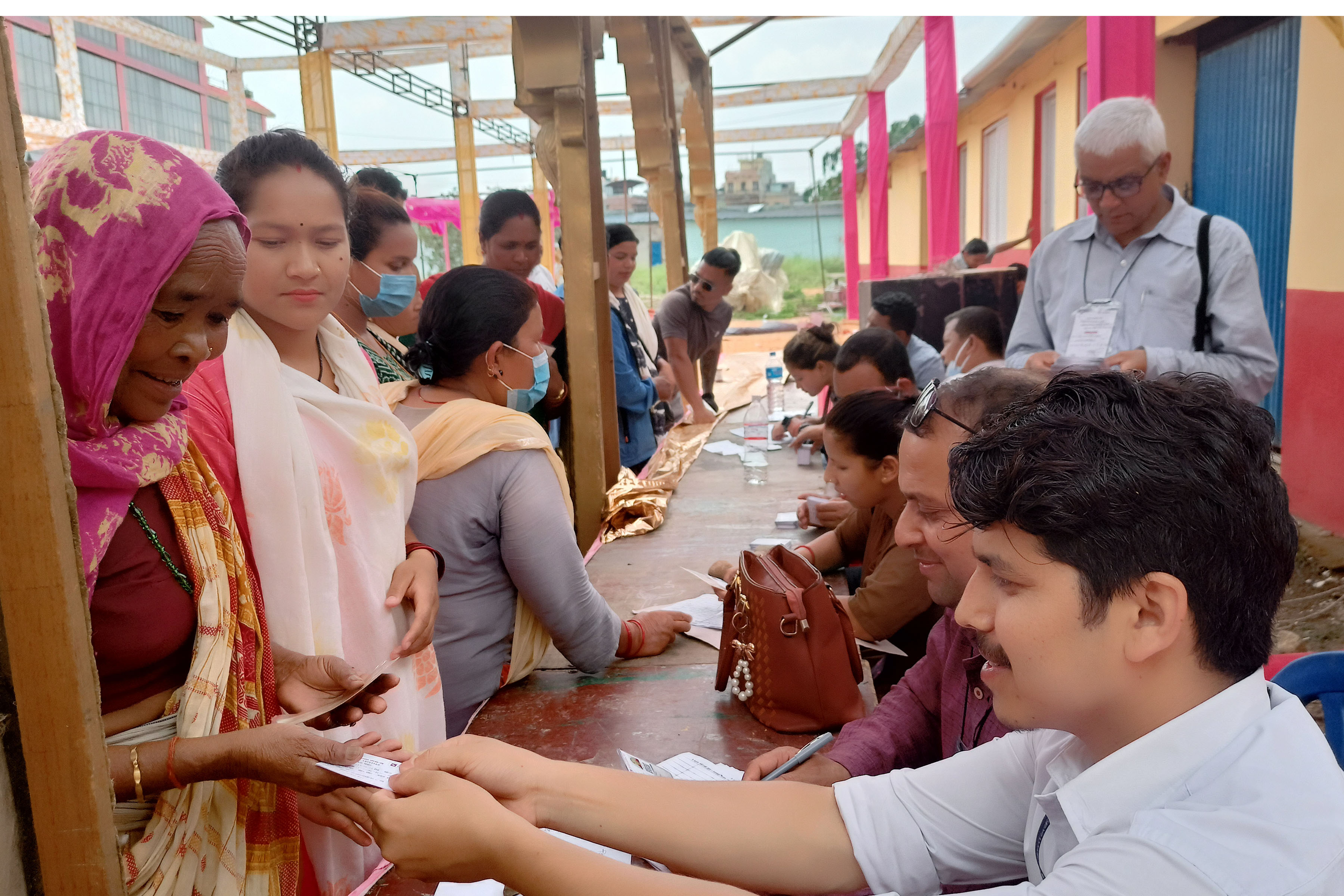 मतदातालाई परिचयपत्र वितरण