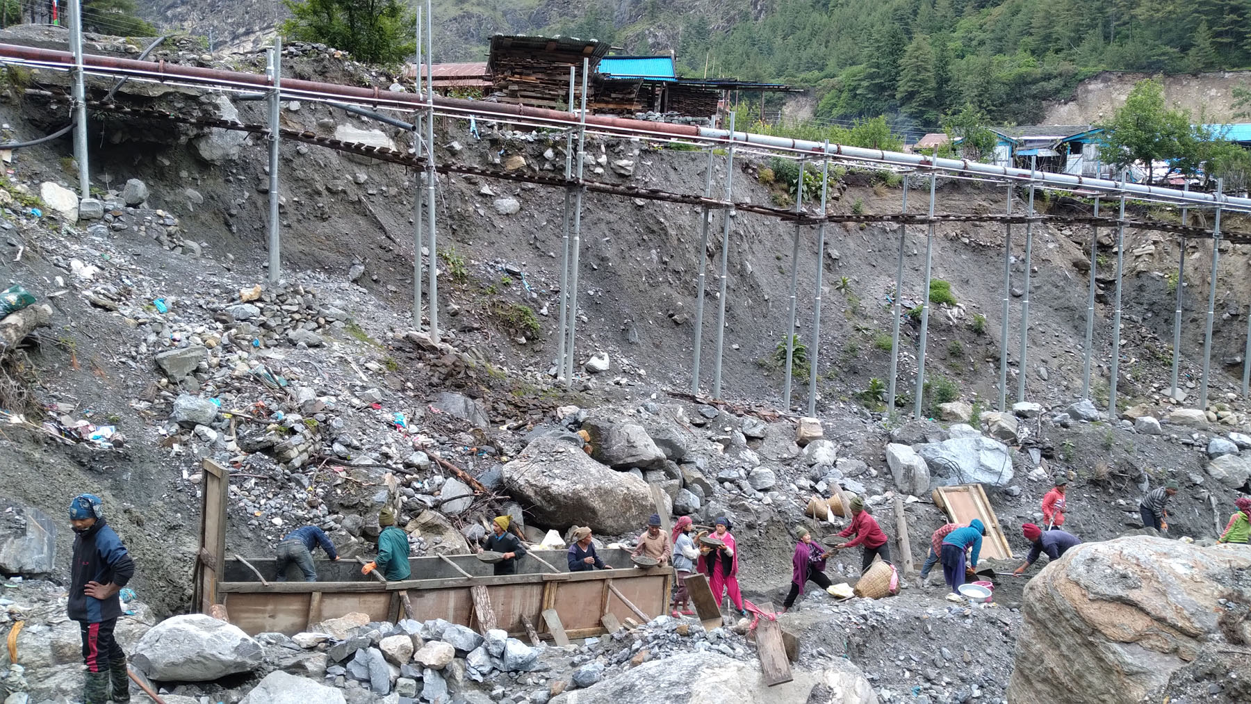 बाढीले क्षति पुर्‍याएको ठाउँमा तटबन्ध