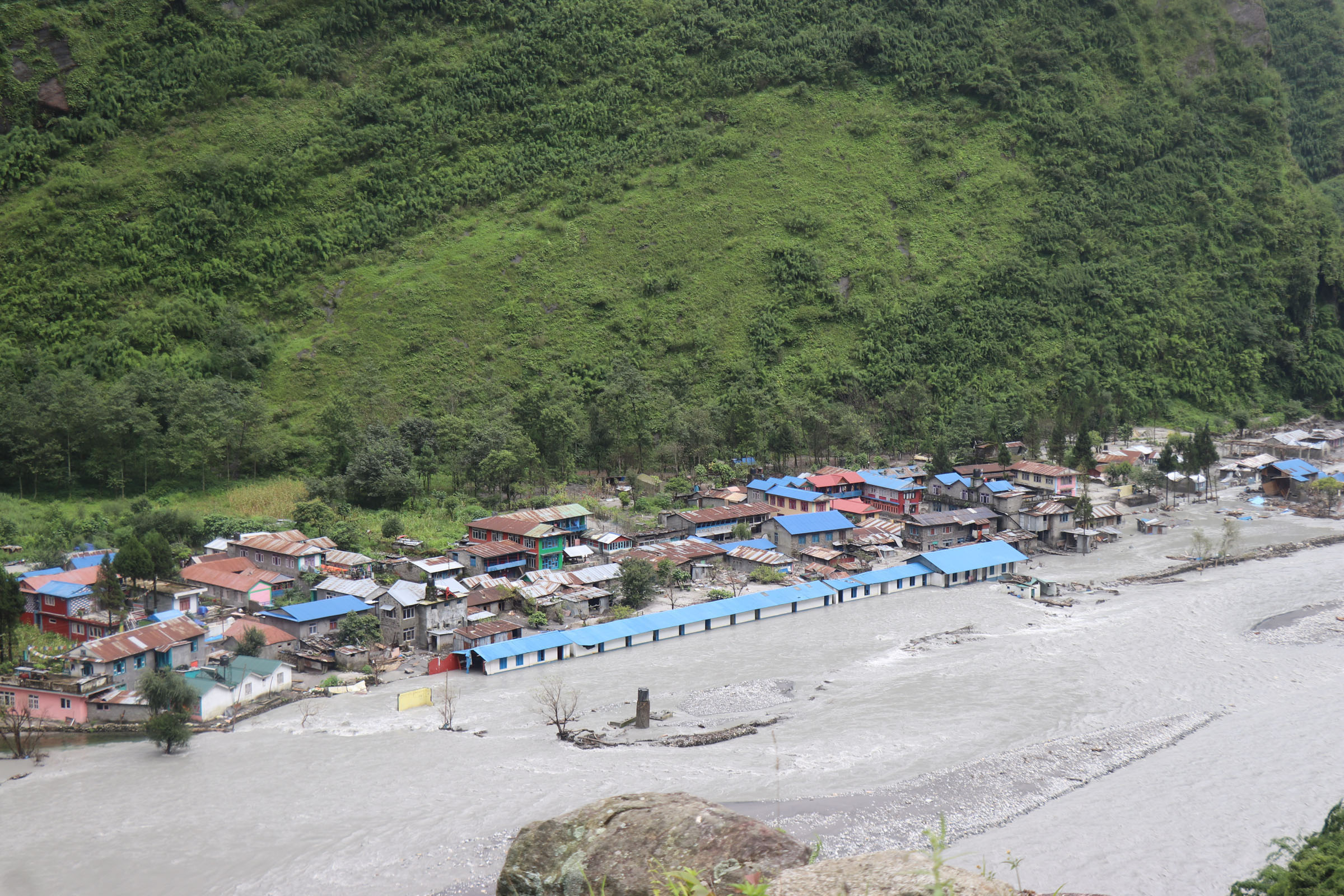 बाढीको चपेटामा मनाङका विद्यालयहरु (तस्वीरमा)