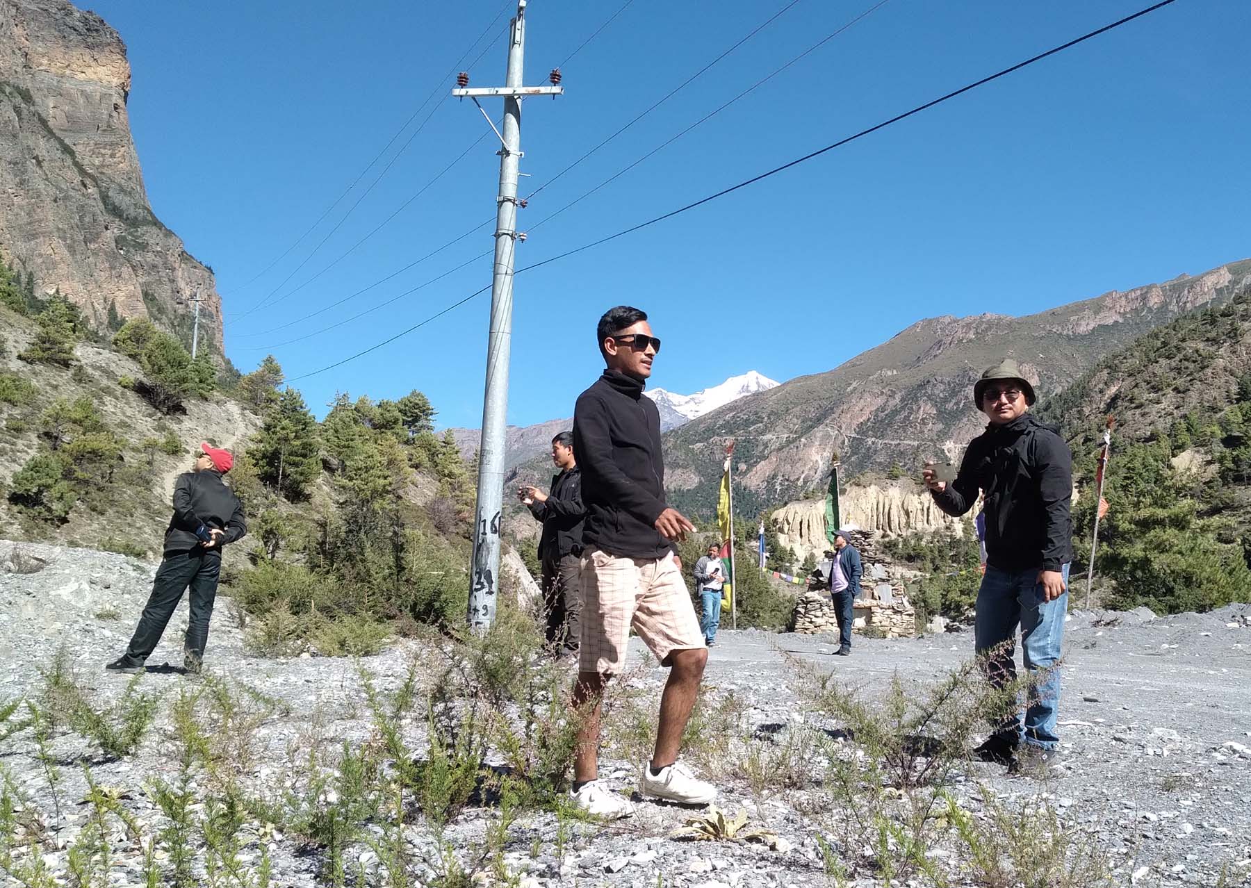 मनाङको सुन्दरतामा रमाउँद पर्यटक