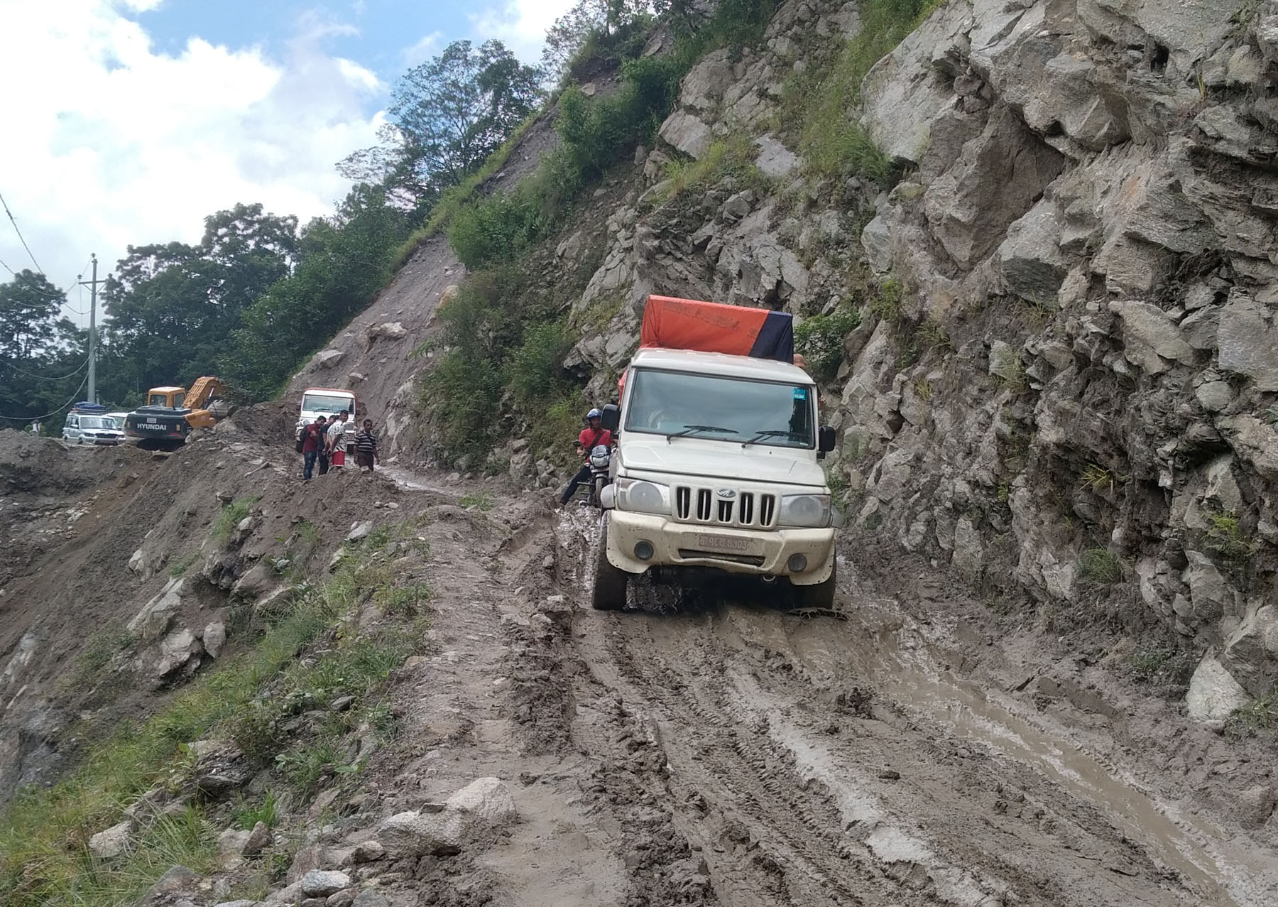चामे सडक : आउजाउ नै सास्ती