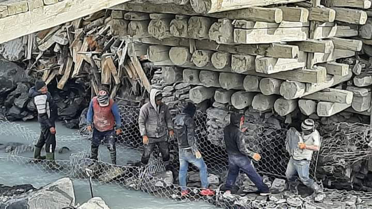 २ करोडको पक्की मोटरपुल निर्माण गर्ने जिम्मा पाएको कम्पनीले अलपत्र बनाएपछि स्थानानीय तहले निर्माण गर्दै