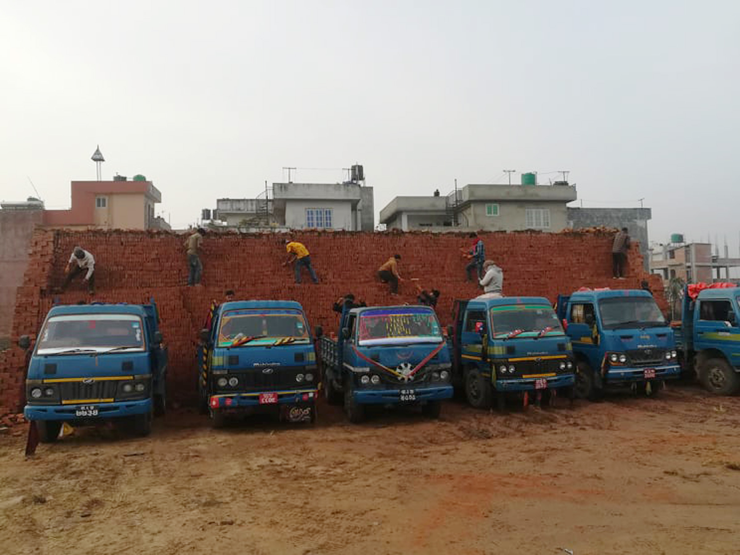 गाडीमा इँटा लोड गरिँदै