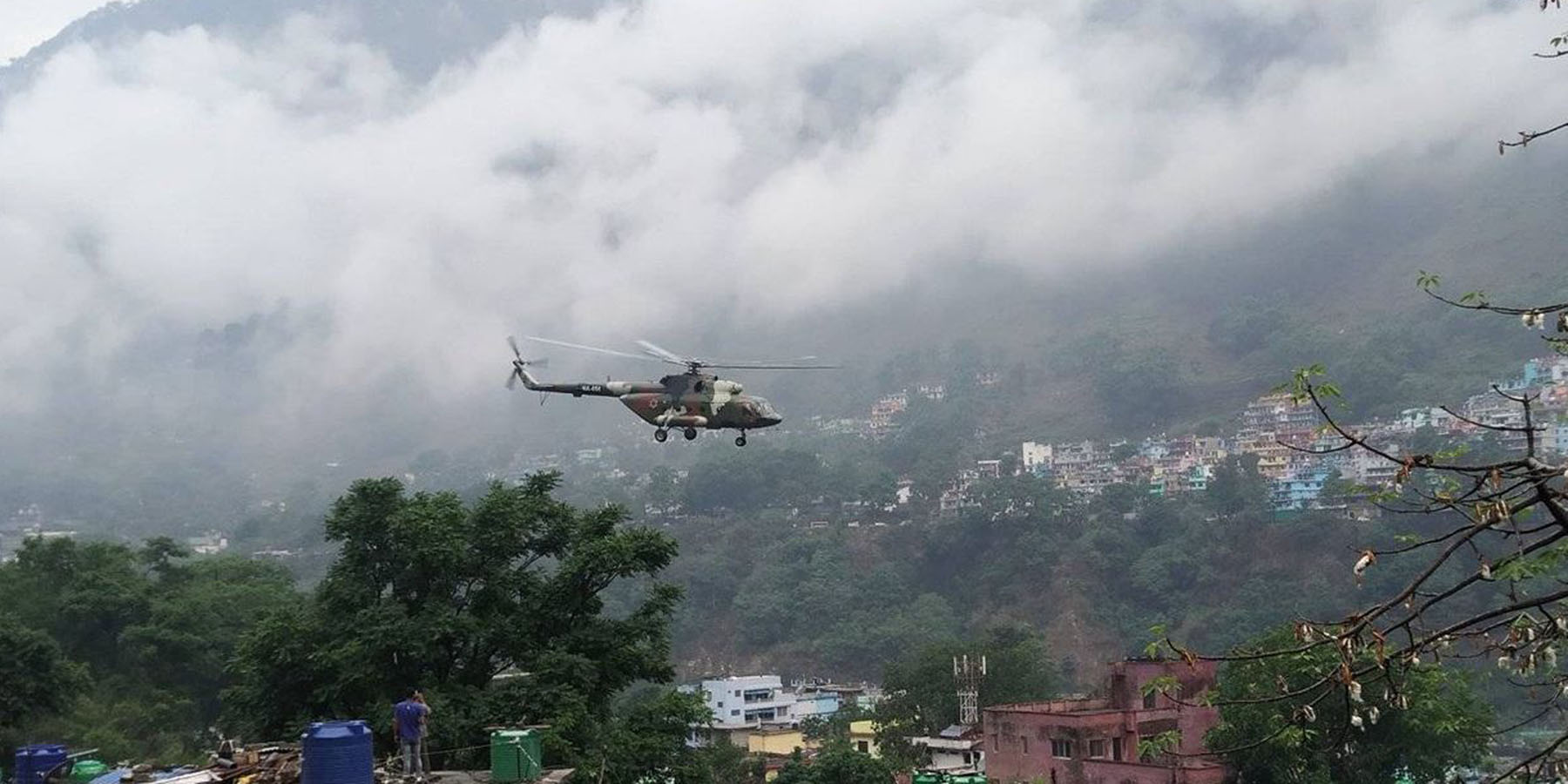 निर्वाचन सामग्री र सुरक्षाकर्मी हेलिकप्टरमार्फत जाँदै
