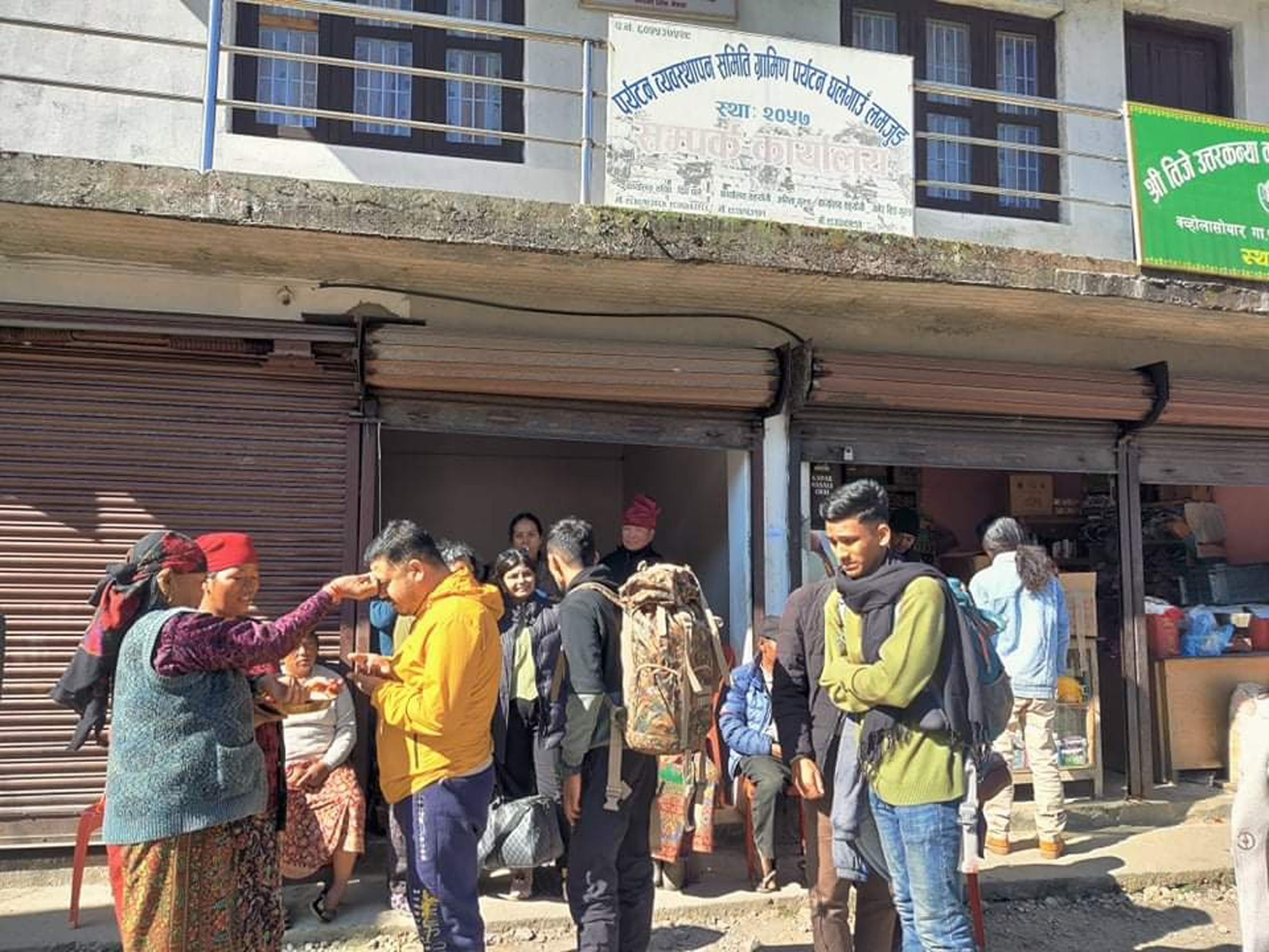 घले गाउँमा पर्यटकलाई स्वागत गरिँदै