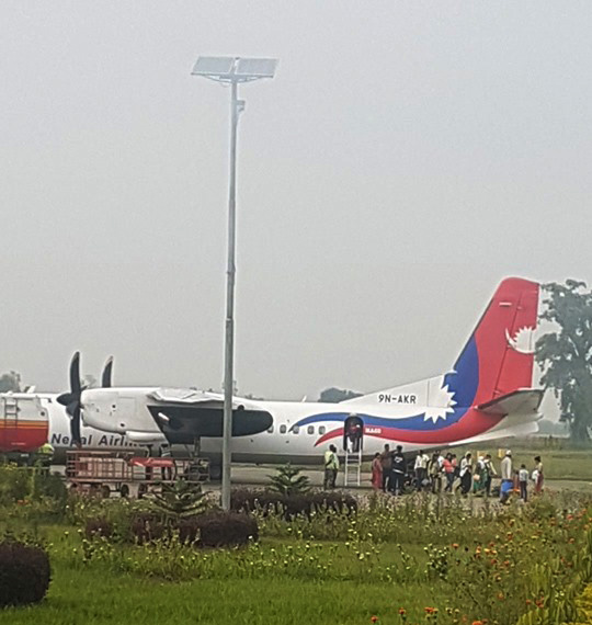 जनता साढे तीन घण्टा कुरेपछि बल्ल आयो नेपाल एयरलाइन्सको विमान