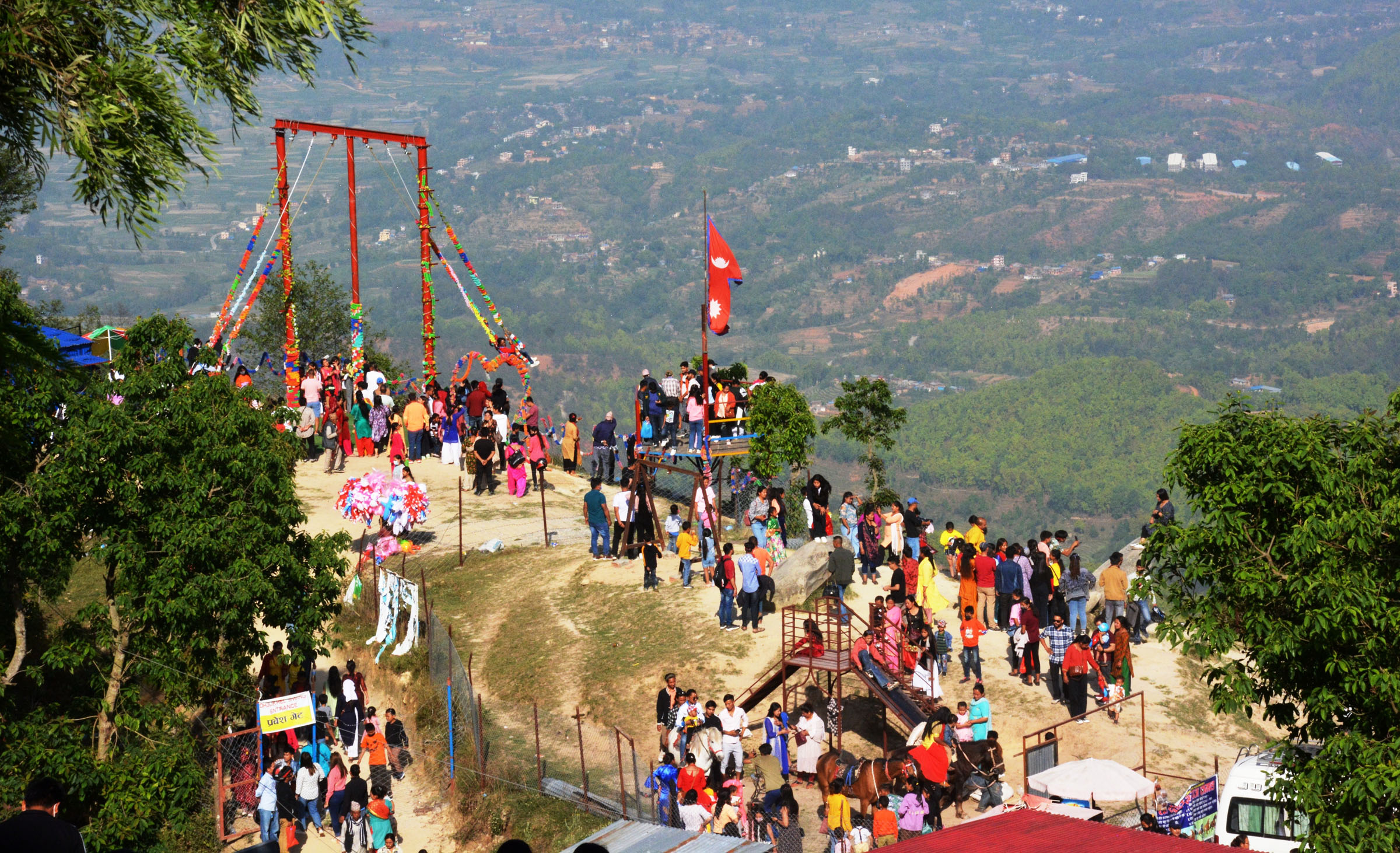 देवीस्थानडाँडामा  पर्यटक