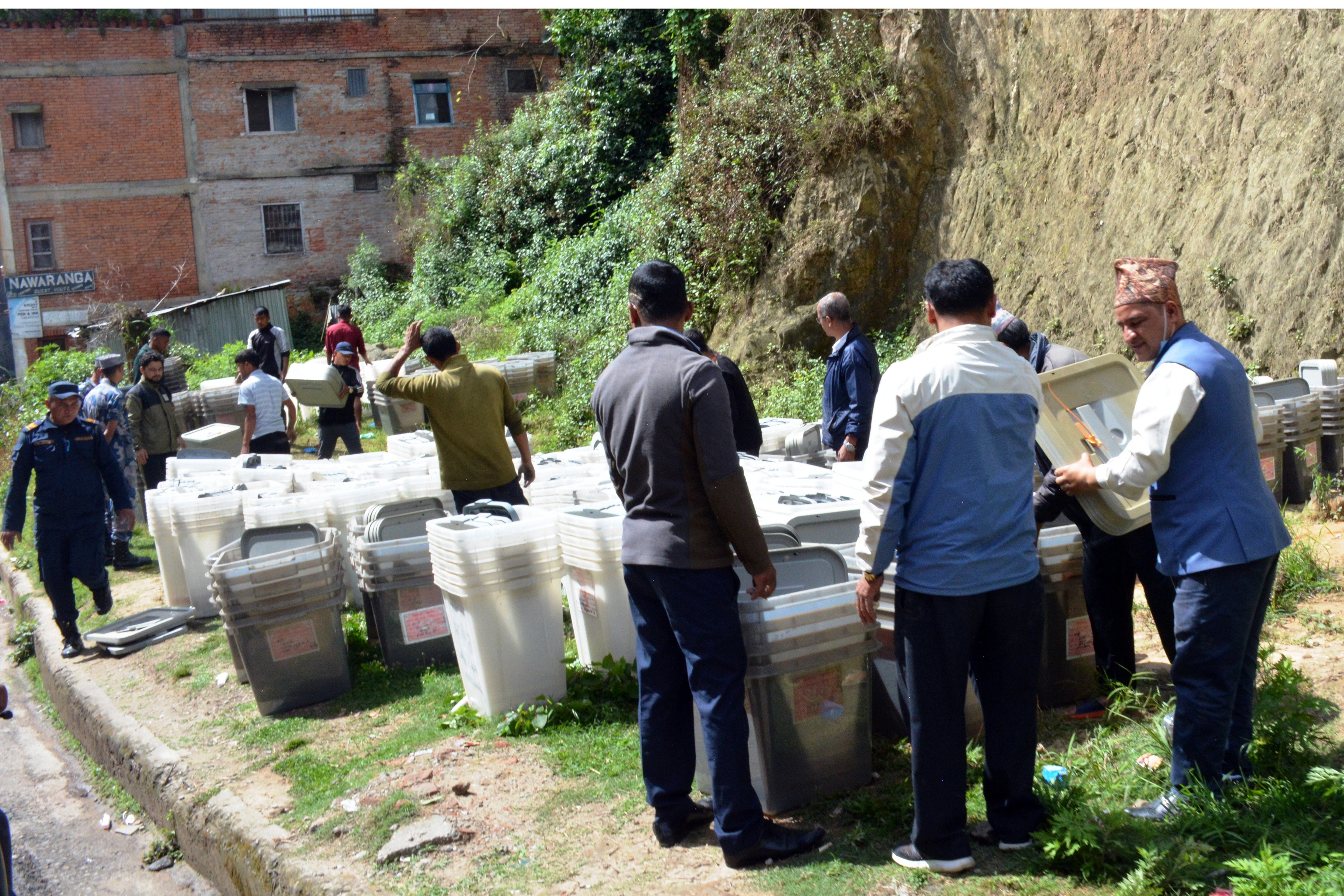 मतपेटीका मतदान केन्द्र लैजाने तयारी