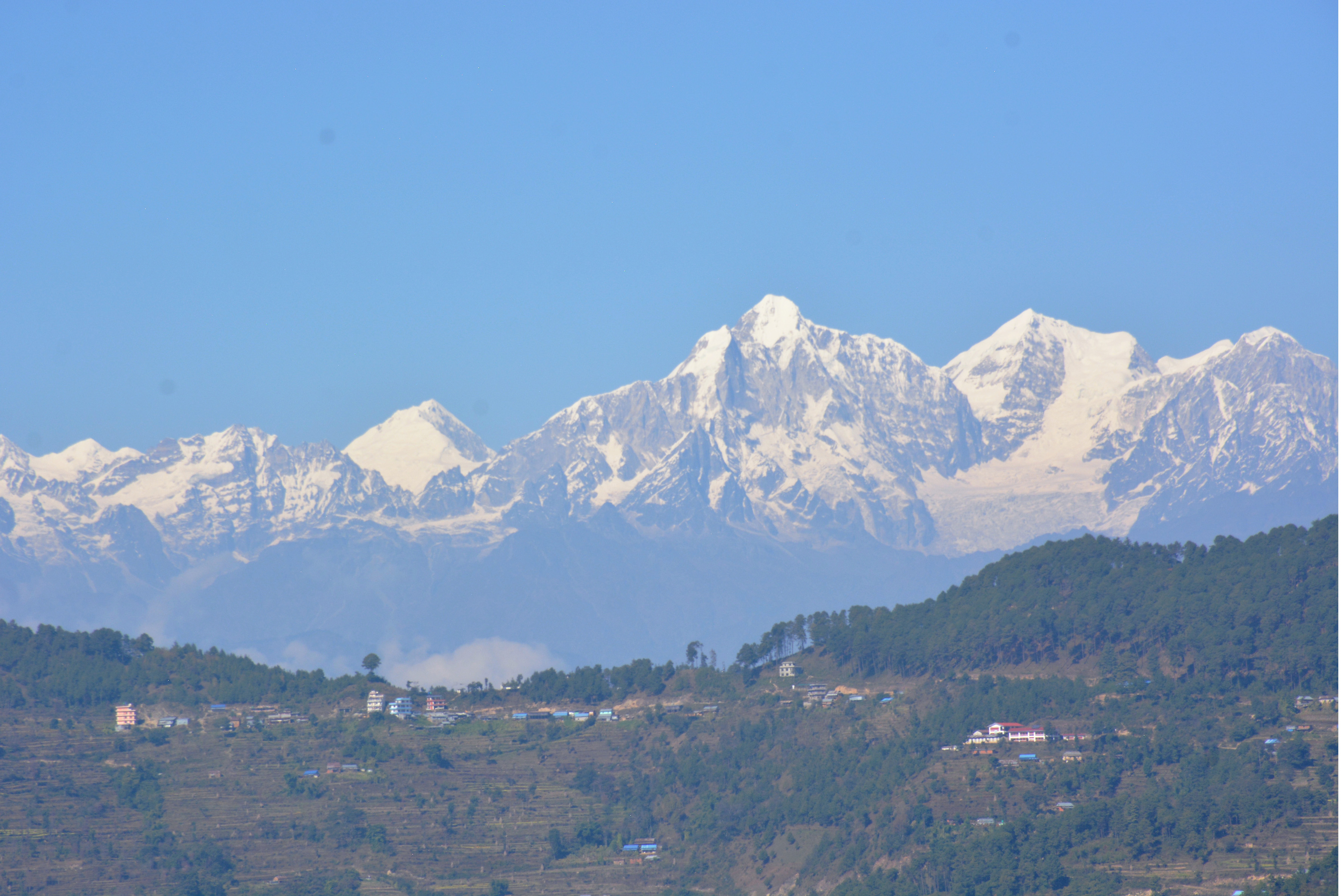 काजीथुम्का भ्यू टावरबाट देखिएको चौबासडाँडासहित हिमालय