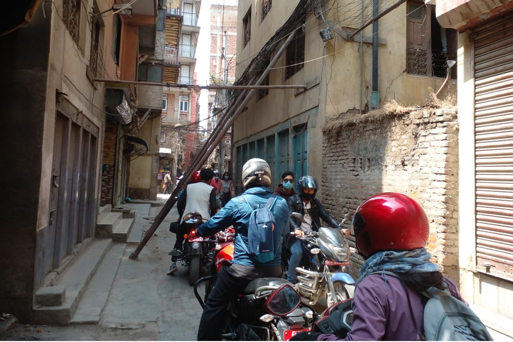 अझै बनेनन् भूकम्पले भत्किएका घर
