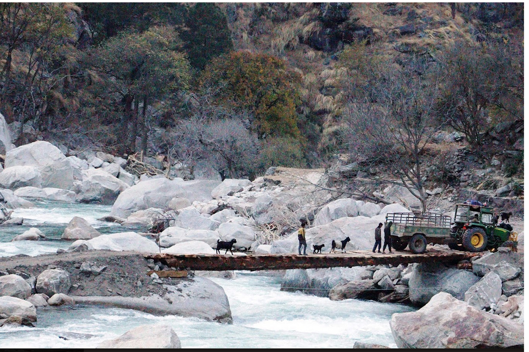 काठेपुलबाट यातायातको साधन सञ्चालन