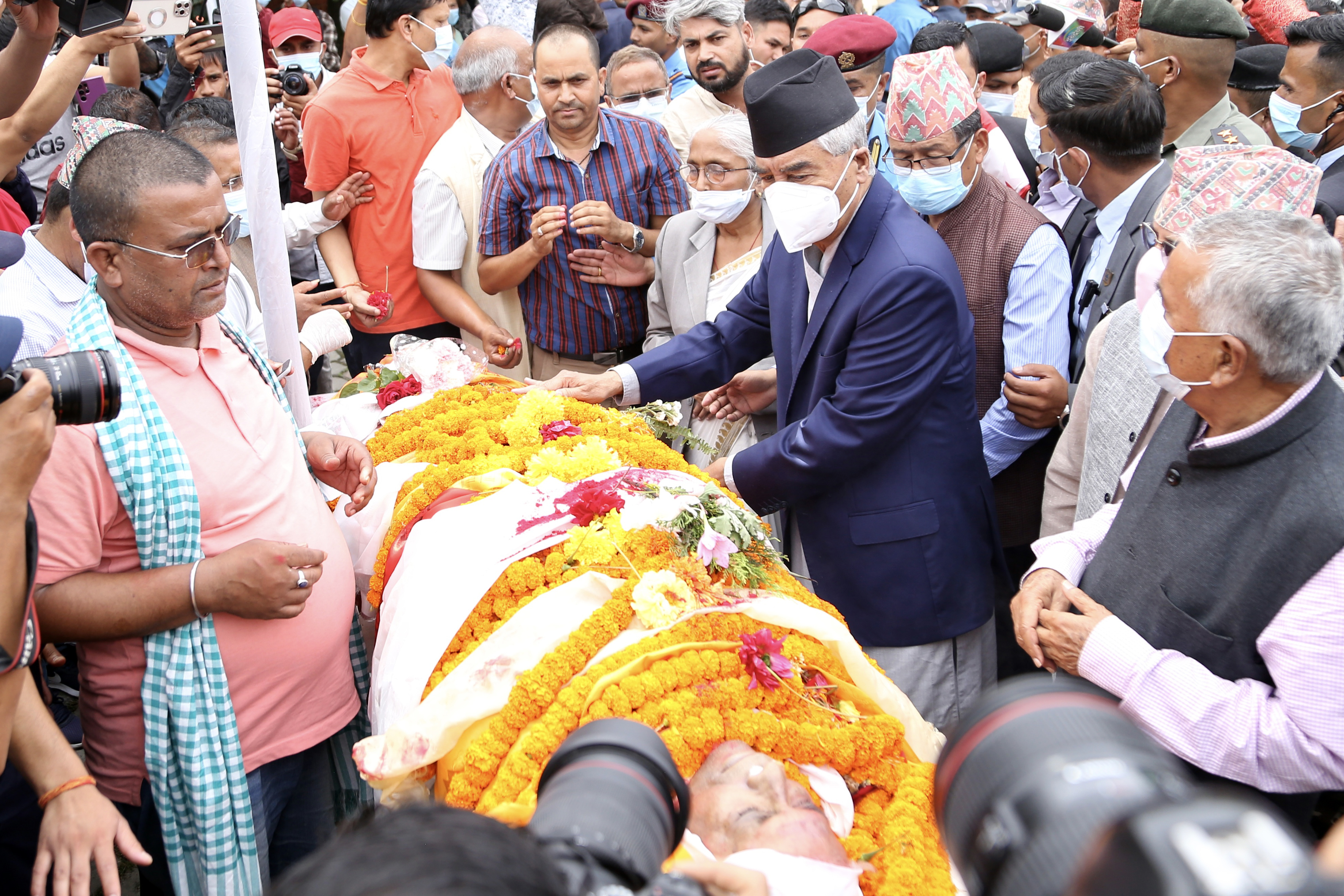 प्रम देउवाद्वारा श्रद्धाञ्जली अर्पण