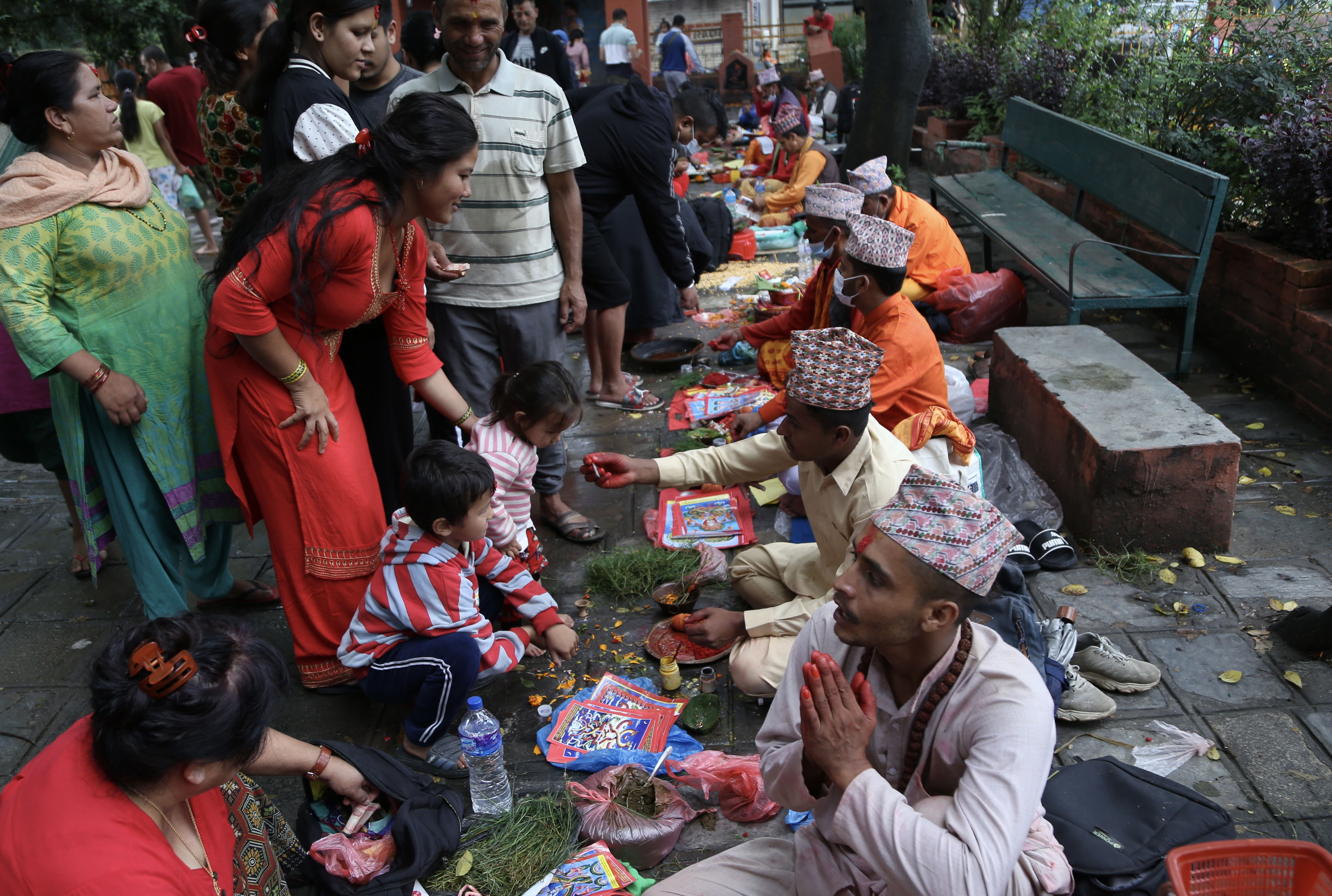 नाग पञ्चमी : नागपोखरीमा पूजा गर्दै