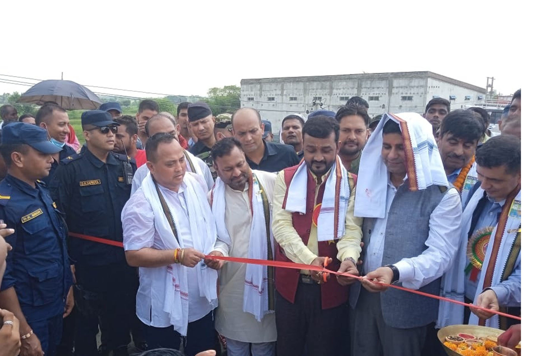 पुल उद्घाटन गर्दै मन्त्रीद्वय राई र यादव