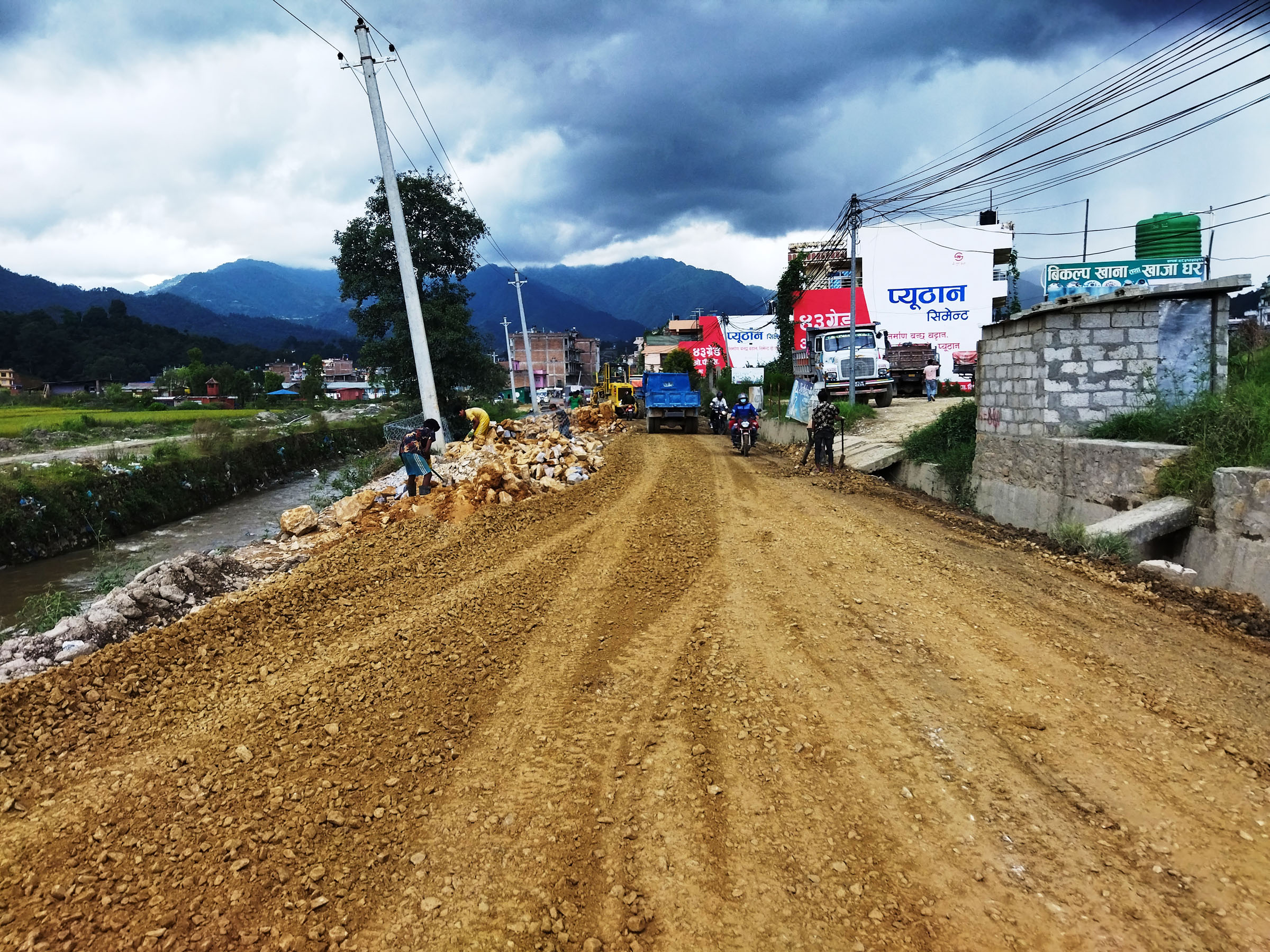 सडक स्तरोन्नति गरिँदै