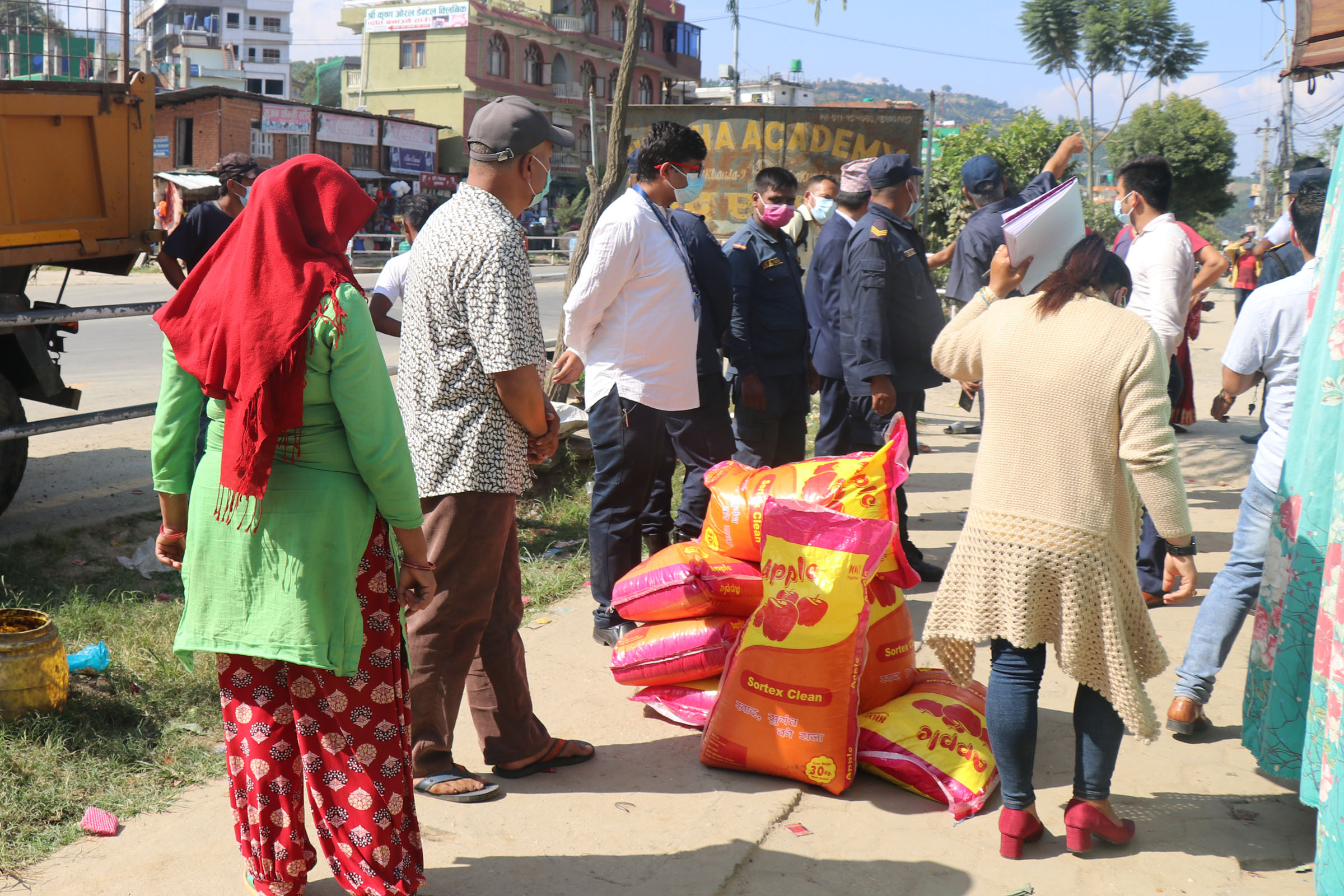 नाम र छाप नभएका खाद्यबस्तु तथा पेवा पदार्थ जफत गर्दै अनुगमन टोली