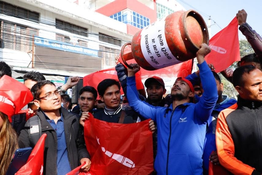 पेट्रोलियम पदार्थको मूल्यवृद्धि खारेज गर्न माग गर्दै काठमाडौंमा सिलिन्डर बोकेर प्रदर्शन,  अनेरास्ववियू खोटाङद्धारा फिर्ता लिन माग