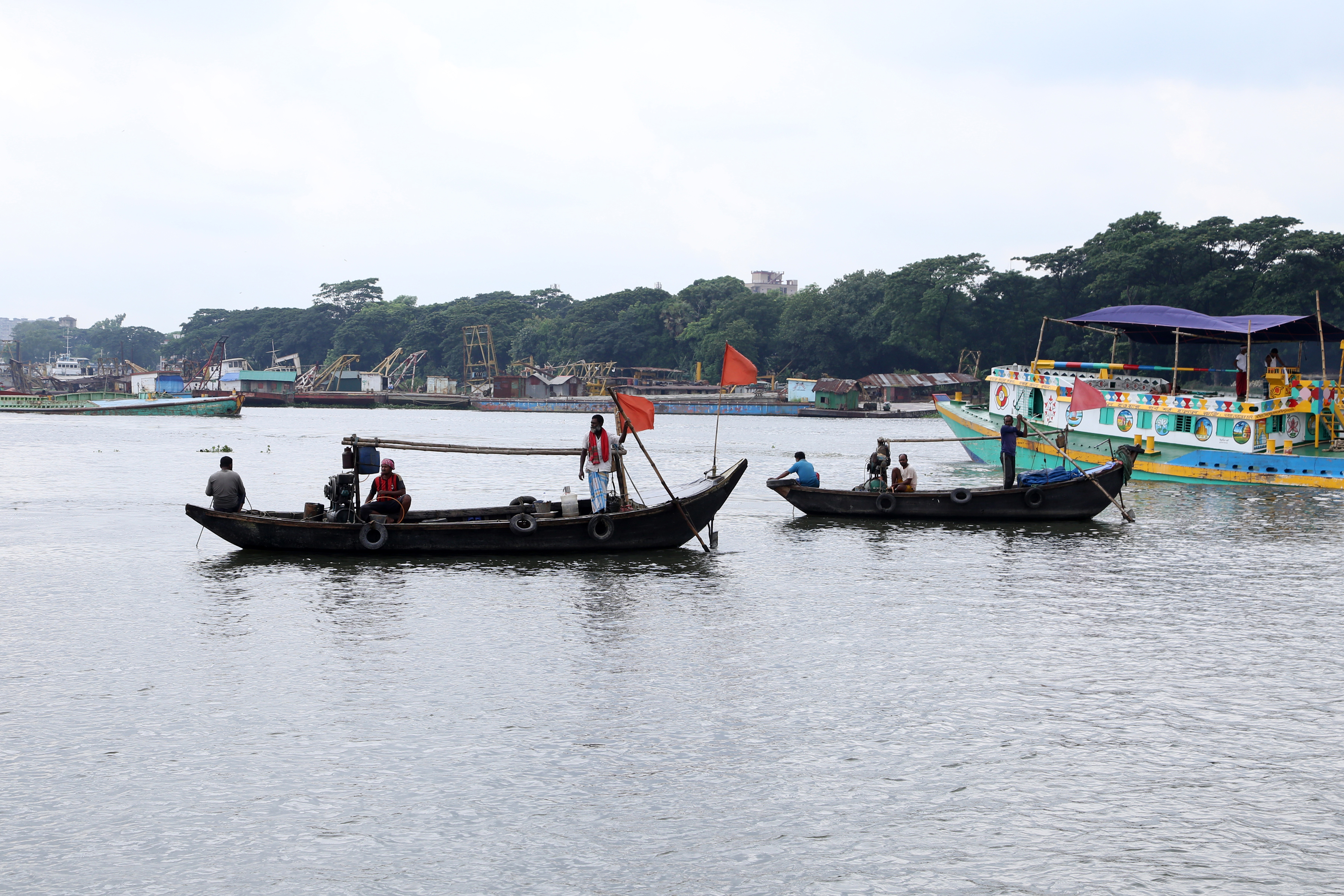 माछा मार्दै स्थानीय बासिन्दा