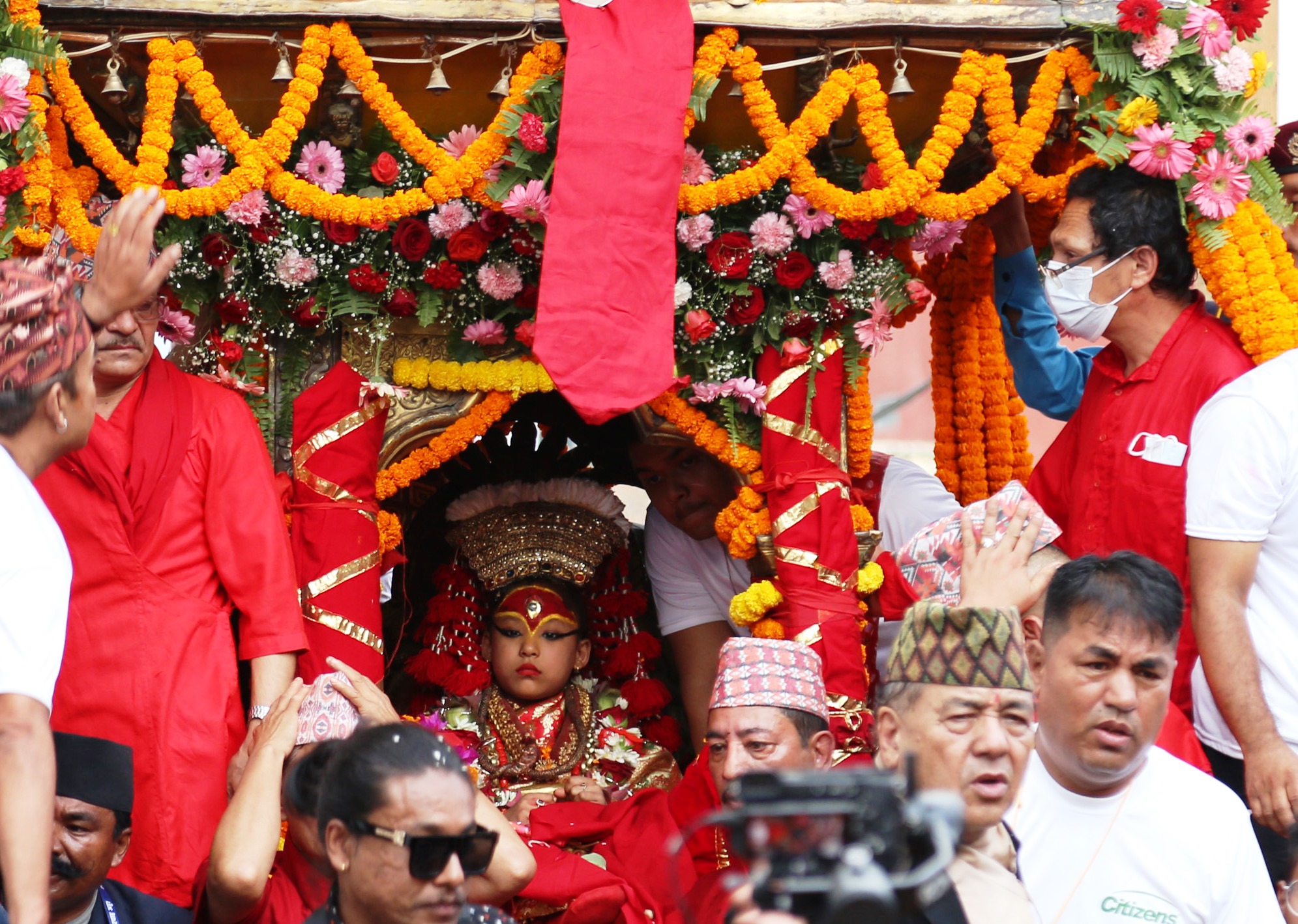 जीवित देवी  कुमारीलाई  रथमा राखेर परिक्रमा गराइँदै