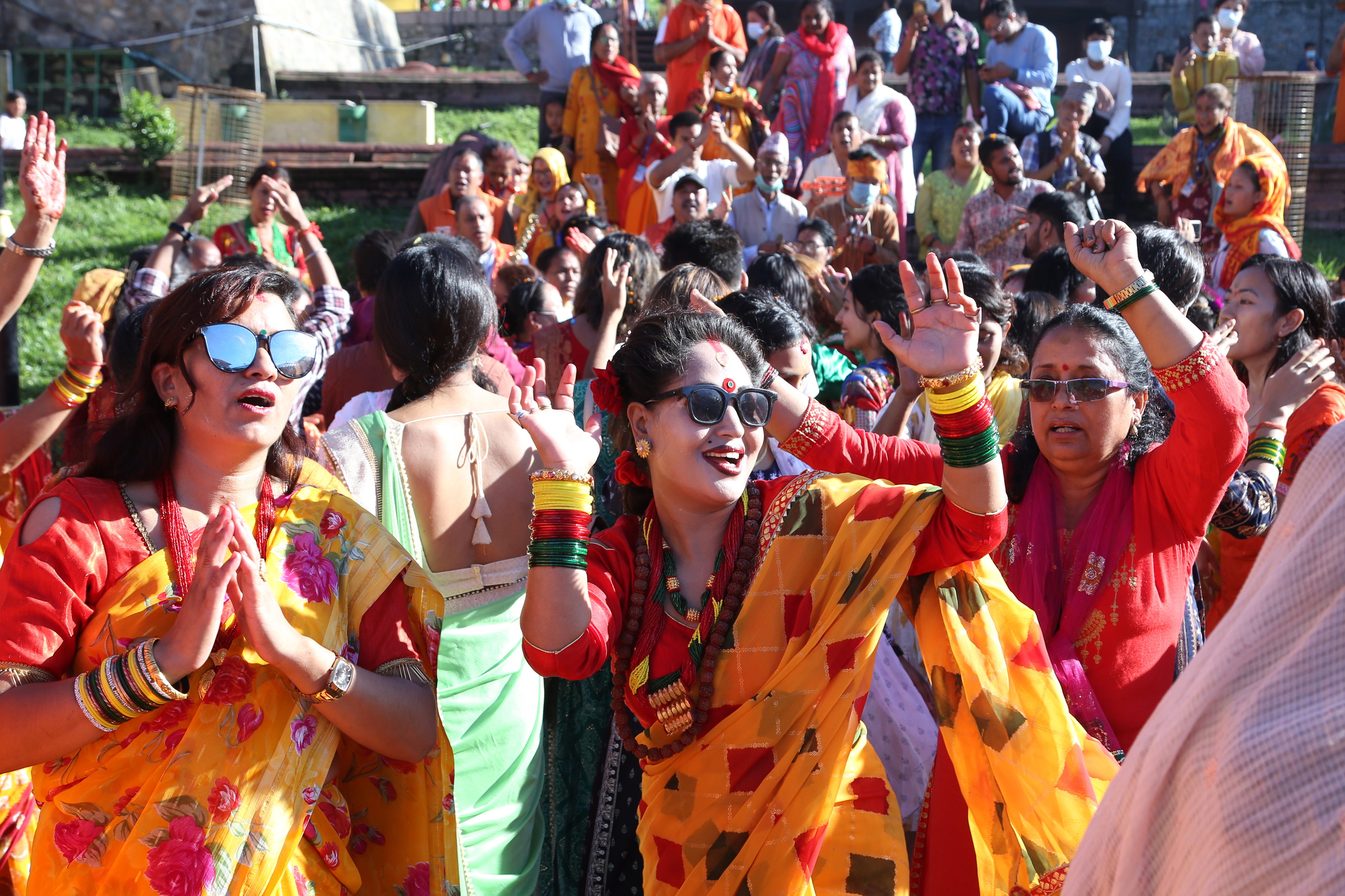 नृत्य प्रस्तुत गर्दै भक्तजन