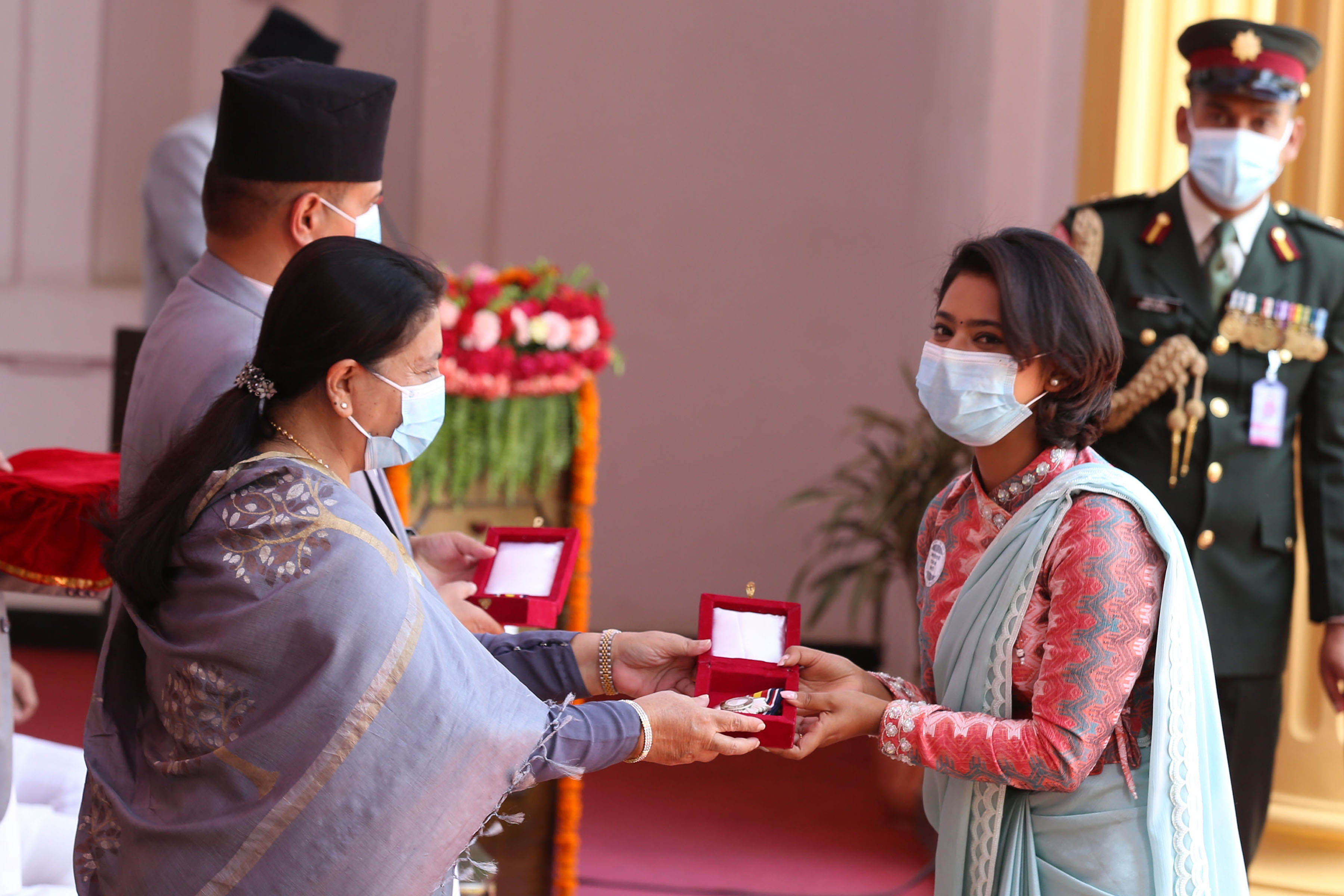 नायिका अधिकारीलाई प्रवल जनसेवाश्री मानपदवी