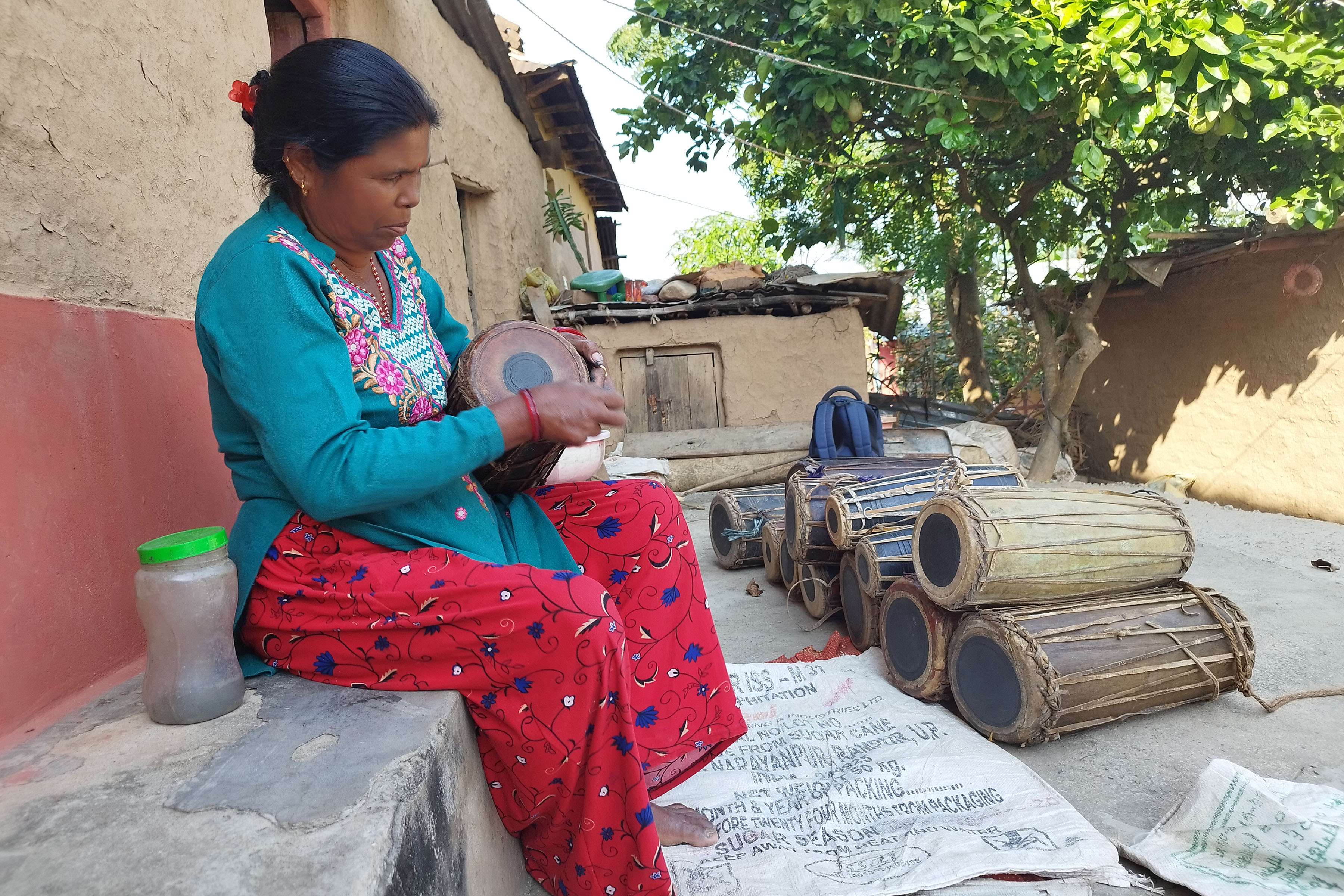 मादलमा खरी भर्दै