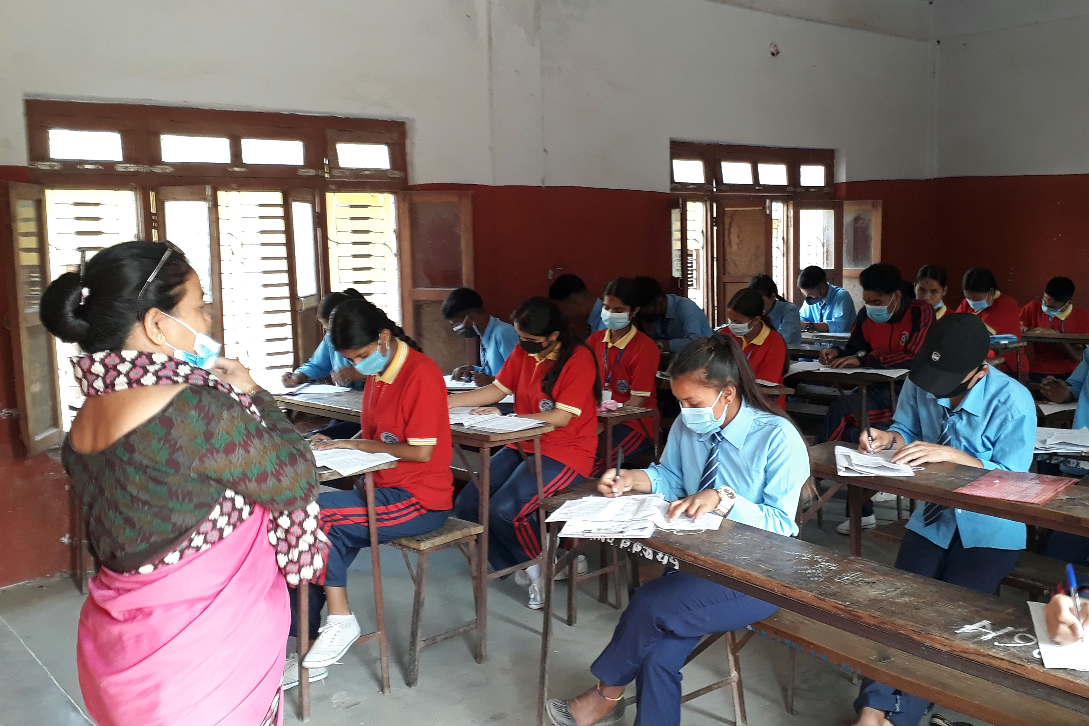 एसइई परिक्षा दिँदै विद्यार्थी