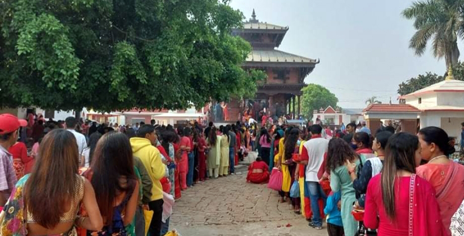 अम्बिकेश्वरी मन्दिरमा भक्तजनको भीड