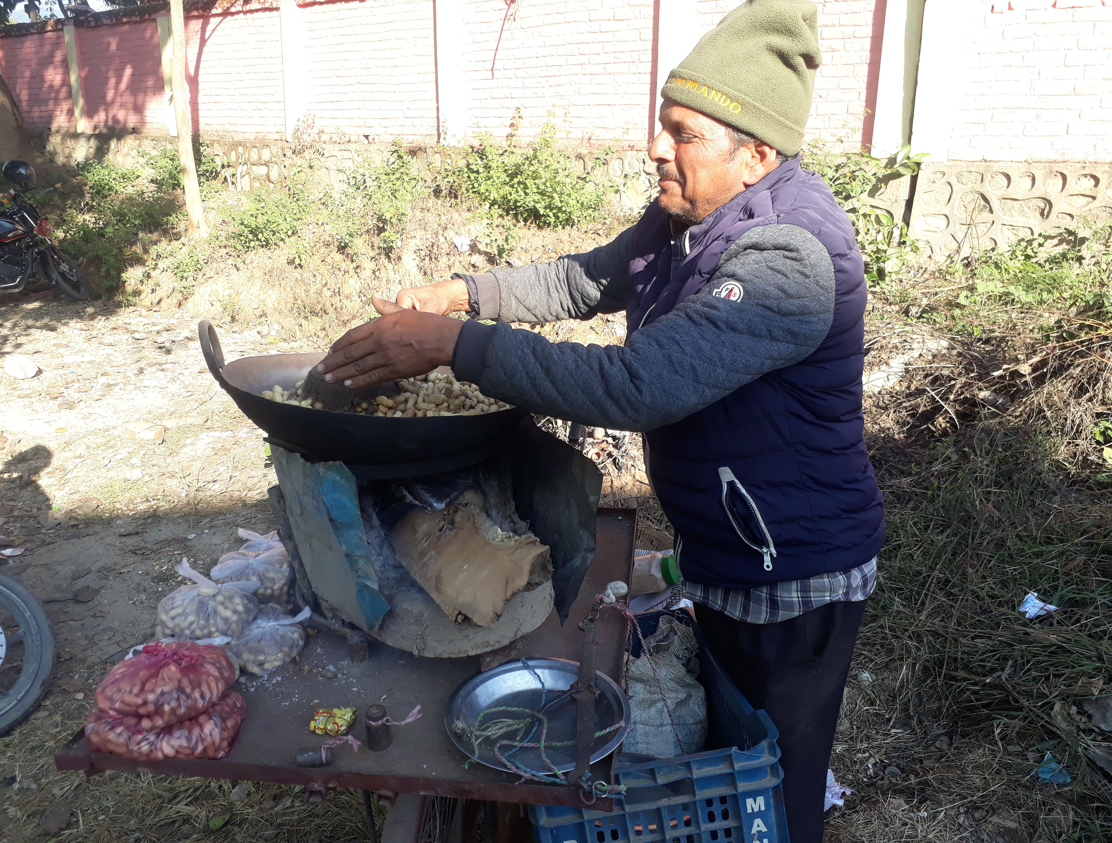 बदाम भुट्दै बदाम व्यापारी