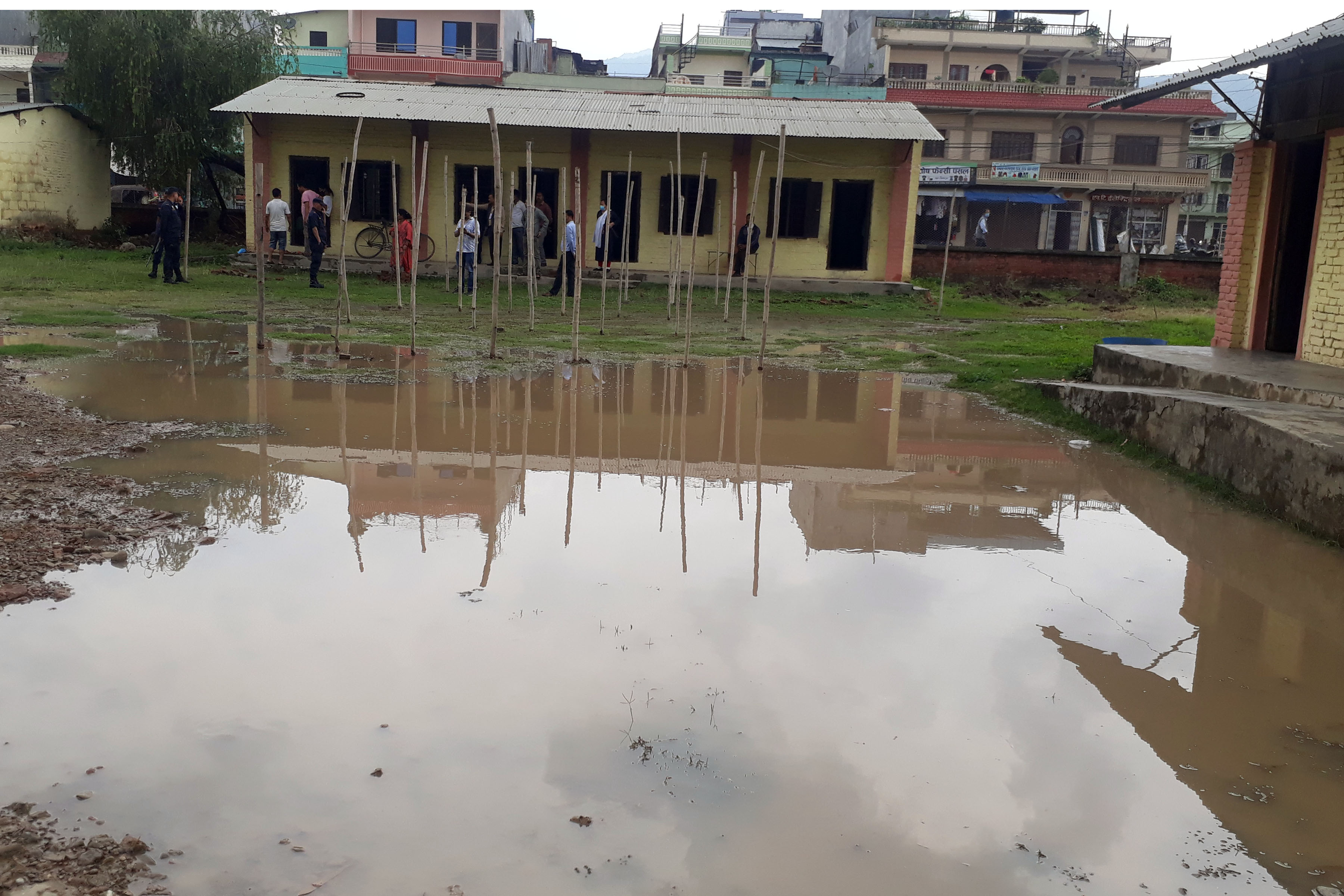 जलमग्न मतदान परिसर